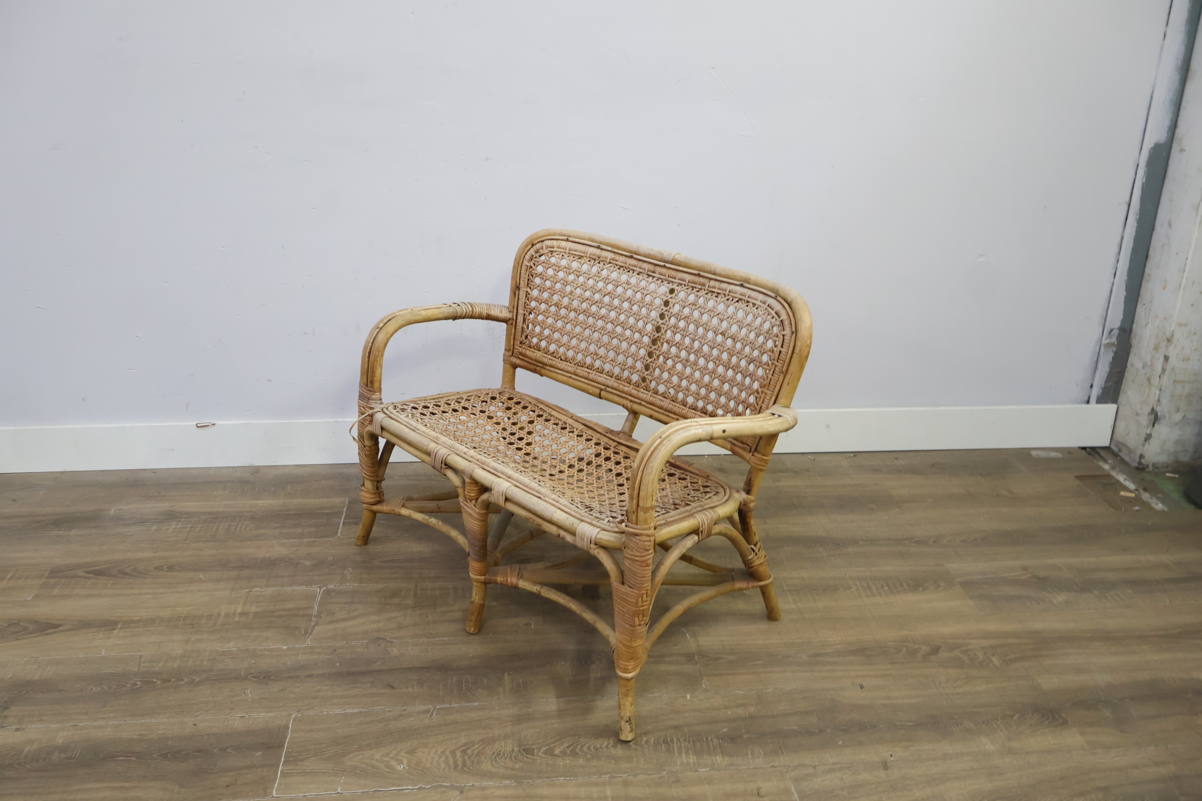 Rotan tuinbank met leuningen – foto 9 – kavel bij GSD Auctions, Zoeterwoude