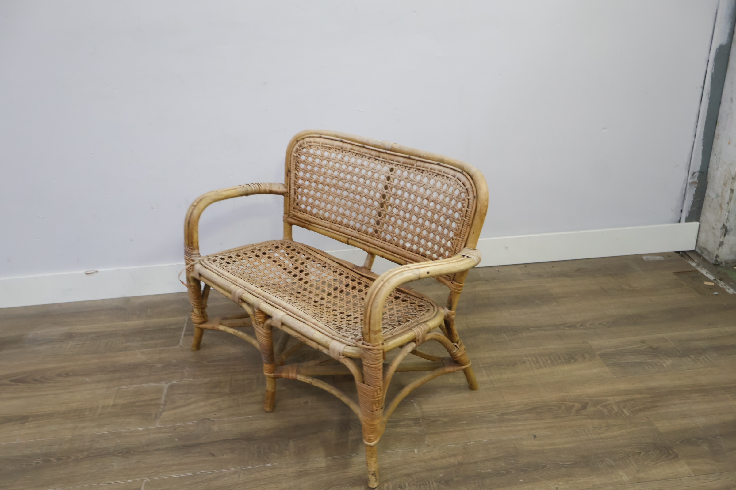 Rotan tuinbank met leuningen – foto 10 – kavel bij GSD Auctions, Zoeterwoude