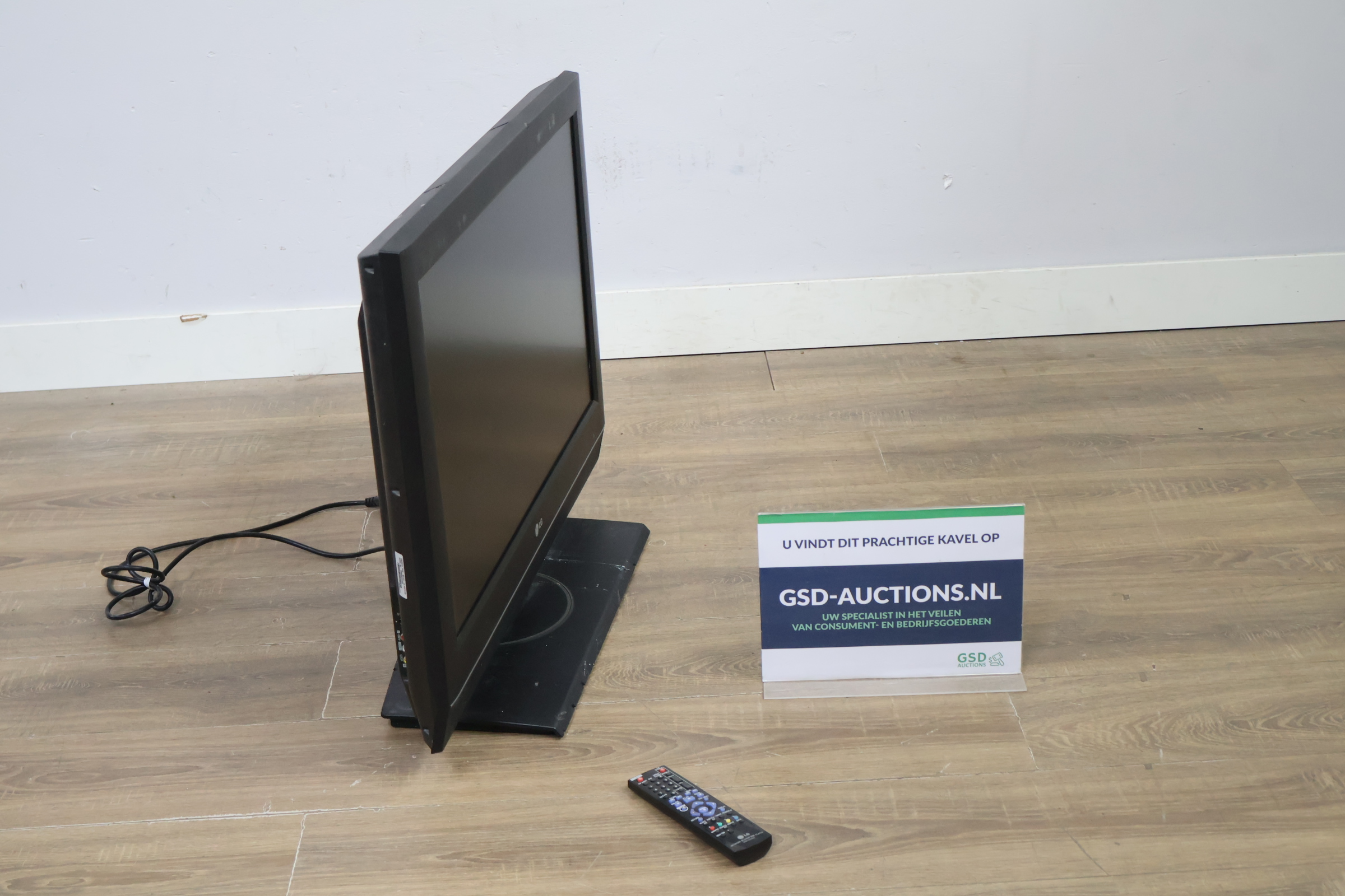 LG LCD televisie met afstandsbediening – foto 2 – kavel bij GSD Auctions, Zoeterwoude