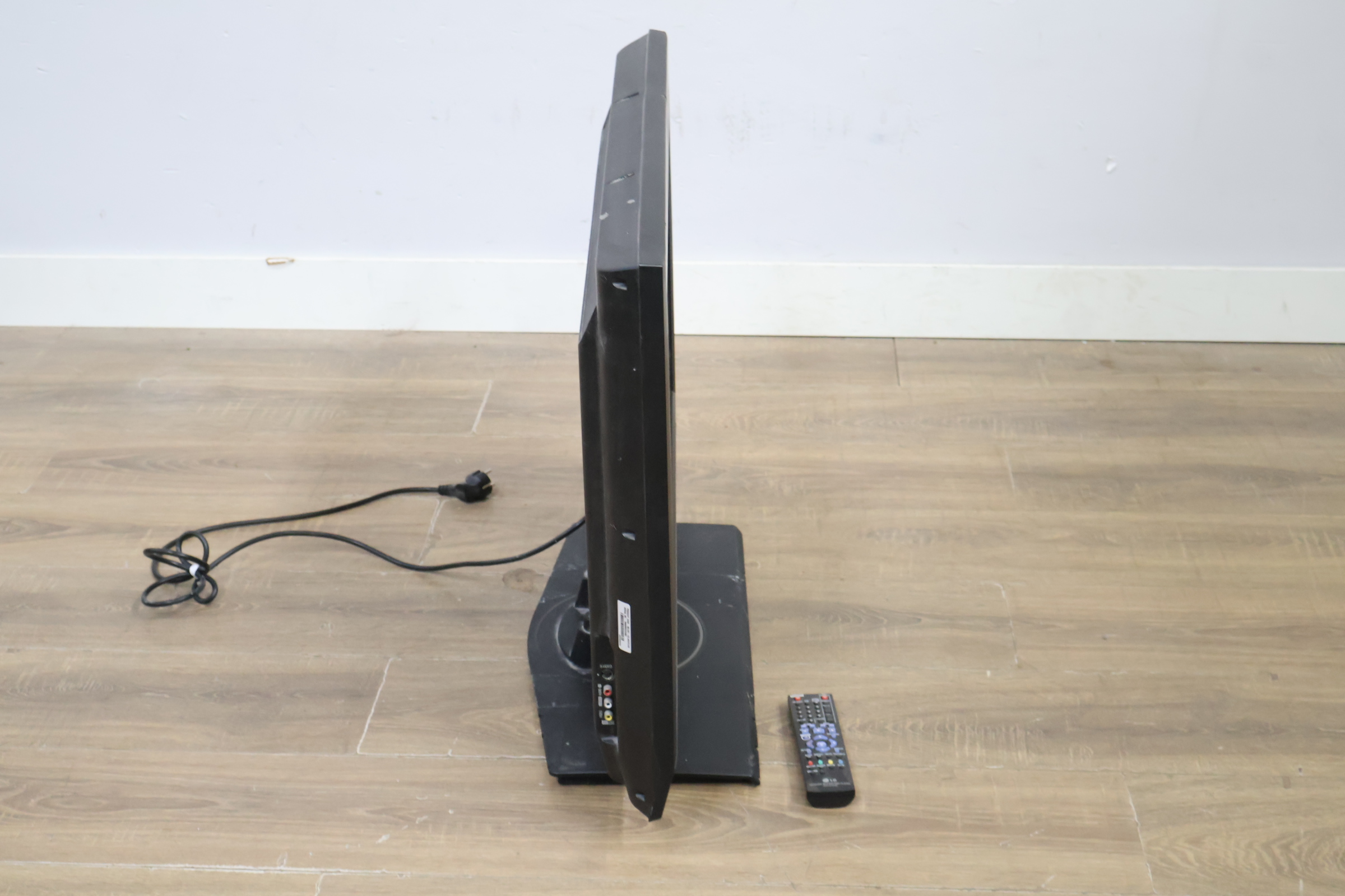 LG LCD televisie met afstandsbediening – foto 3 – kavel bij GSD Auctions, Zoeterwoude