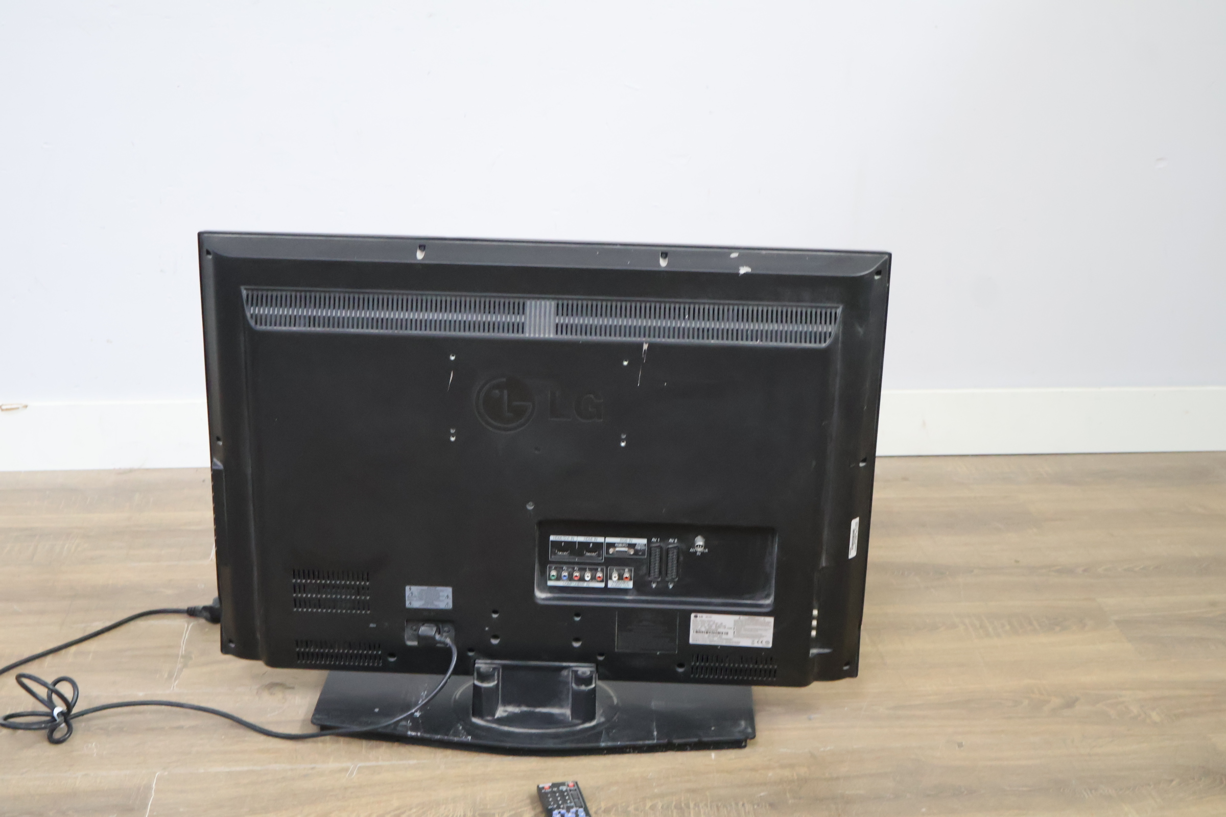 LG LCD televisie met afstandsbediening – foto 4 – kavel bij GSD Auctions, Zoeterwoude
