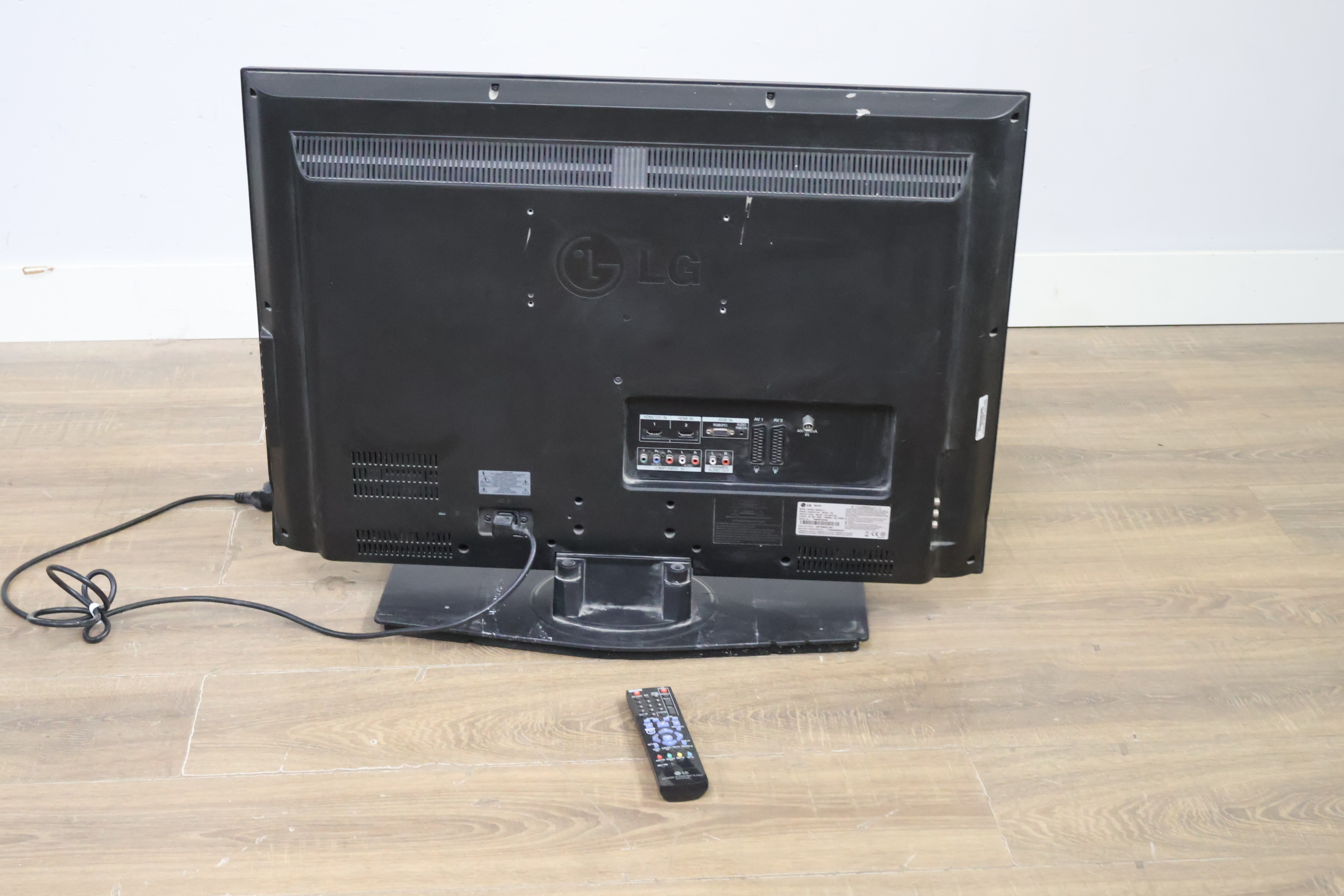LG LCD televisie met afstandsbediening – foto 5 – kavel bij GSD Auctions, Zoeterwoude