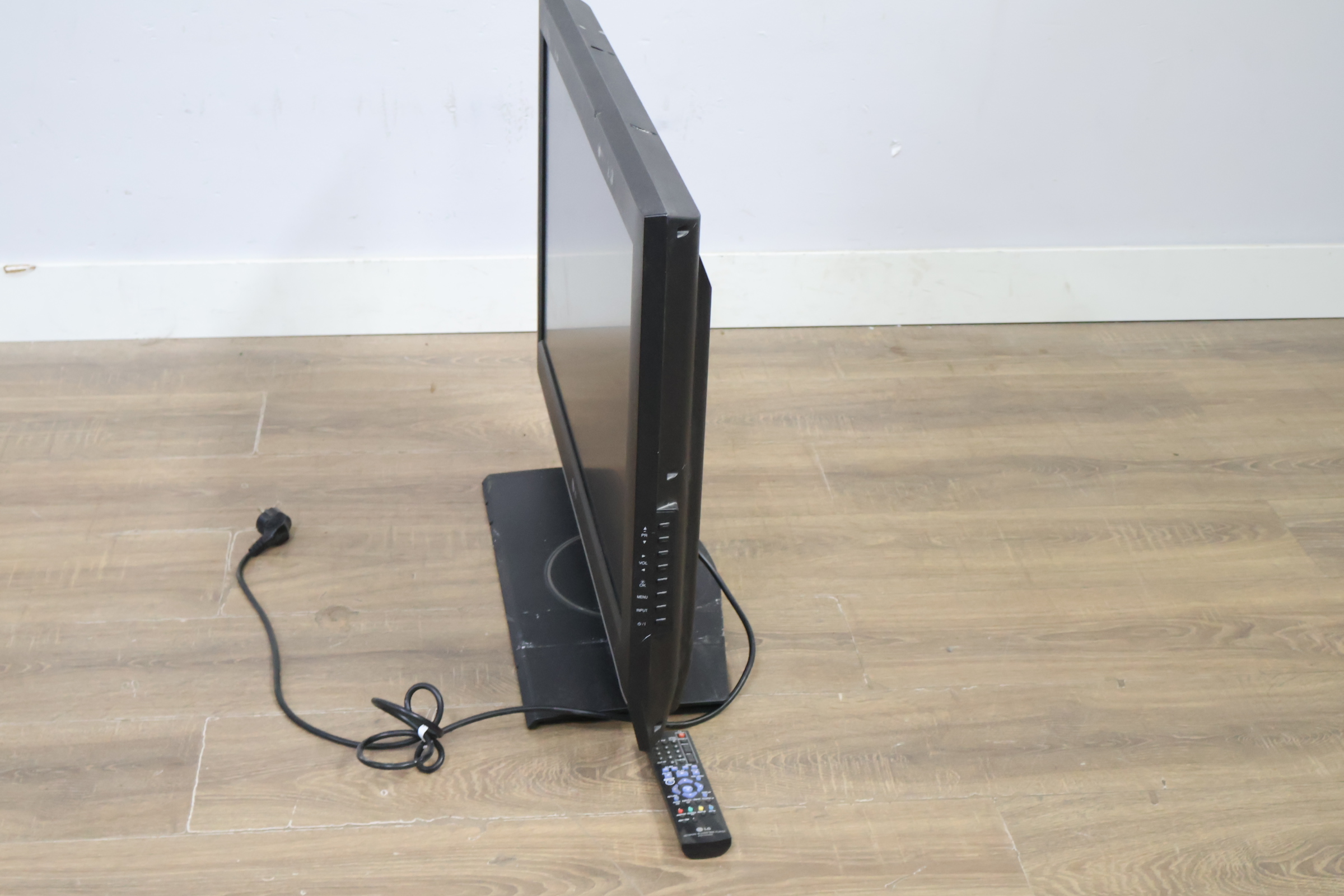 LG LCD televisie met afstandsbediening – foto 9 – kavel bij GSD Auctions, Zoeterwoude