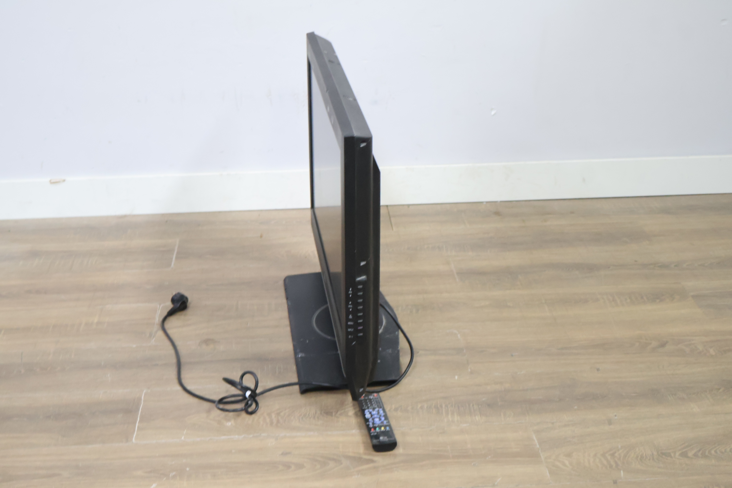 LG LCD televisie met afstandsbediening – foto 10 – kavel bij GSD Auctions, Zoeterwoude