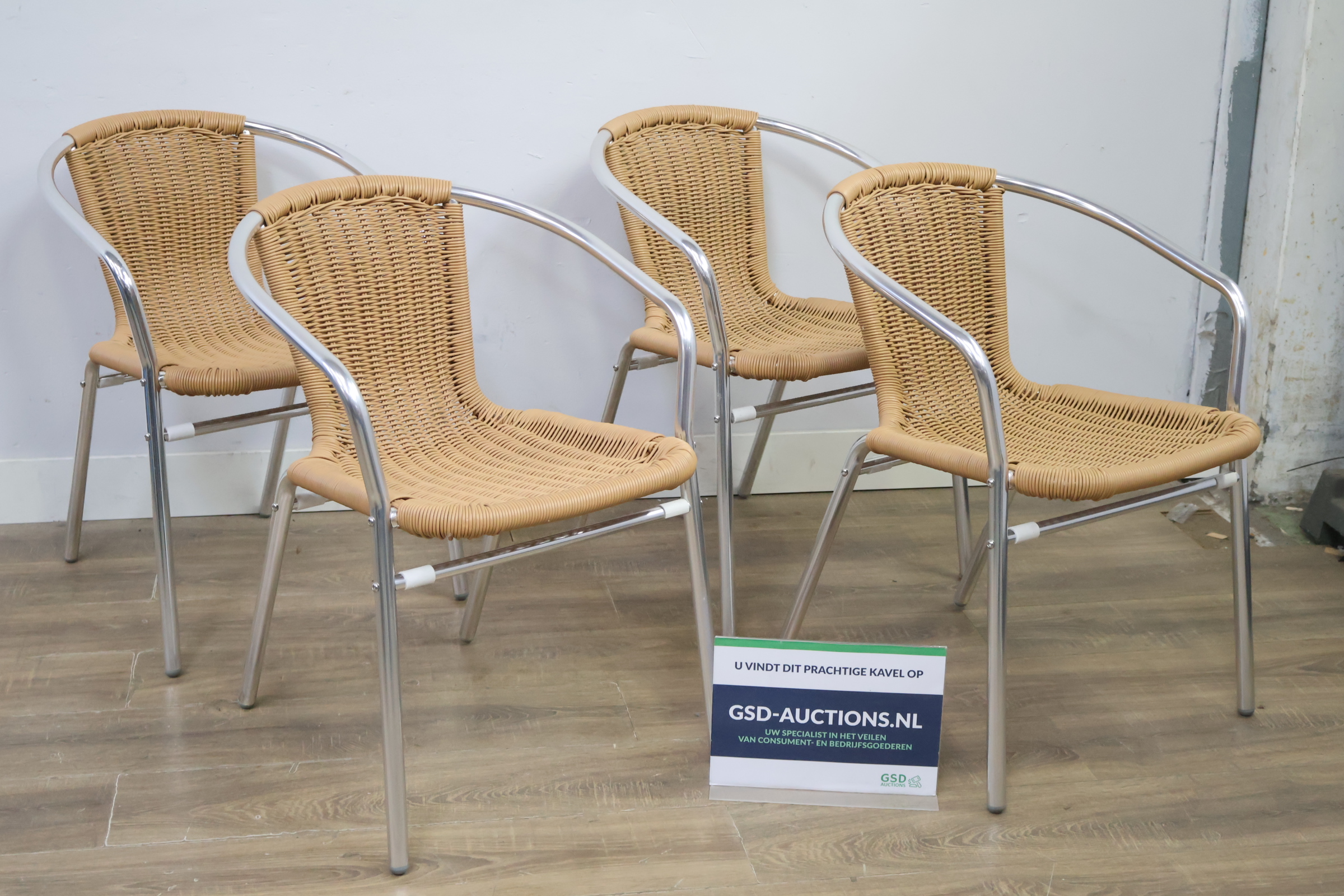 Set van 4 aluminium en wicker stoelen – kavel bij GSD Auctions, Zoeterwoude