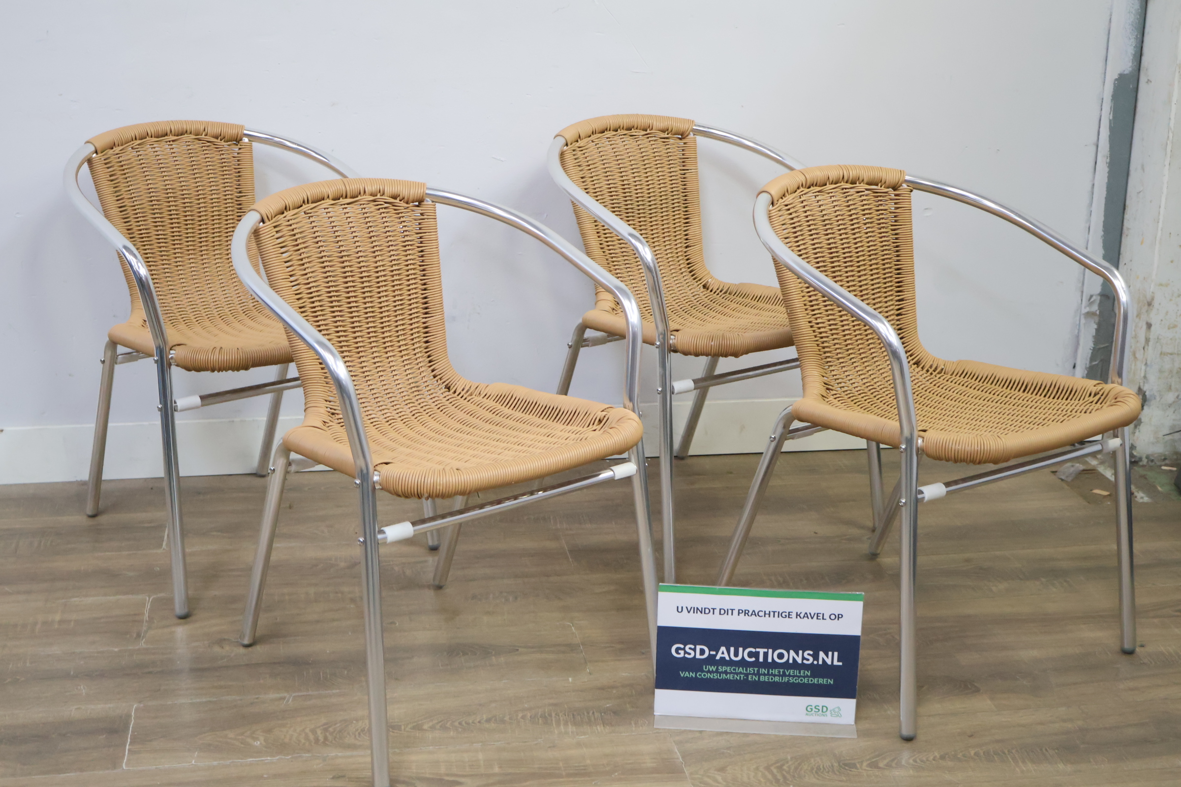 Set van 4 aluminium en wicker stoelen – foto 2 – kavel bij GSD Auctions, Zoeterwoude