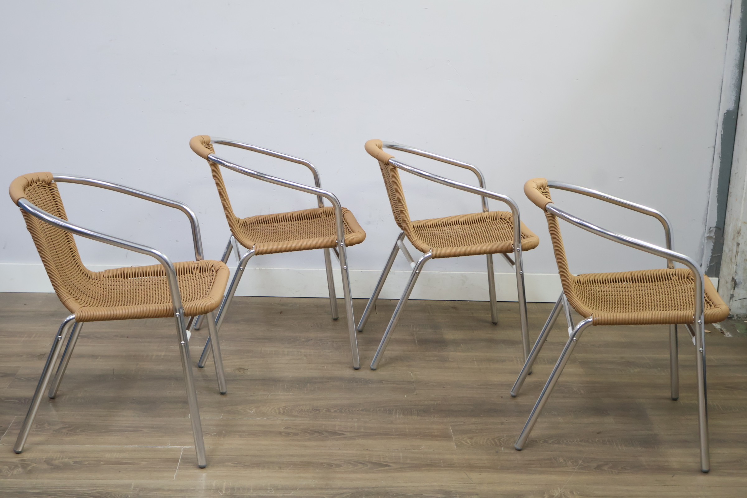 Set van 4 aluminium en wicker stoelen – foto 3 – kavel bij GSD Auctions, Zoeterwoude
