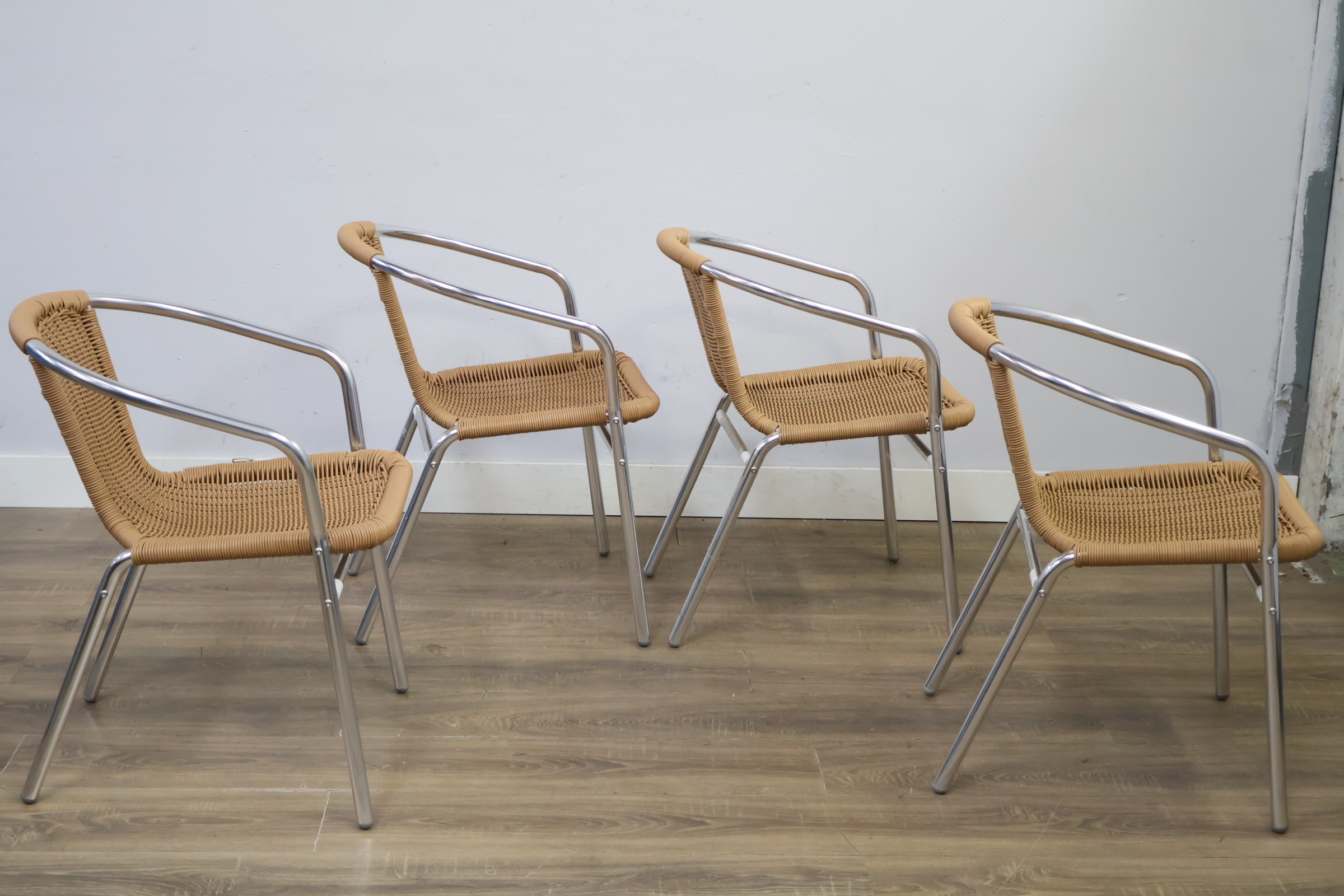 Set van 4 aluminium en wicker stoelen – foto 4 – kavel bij GSD Auctions, Zoeterwoude