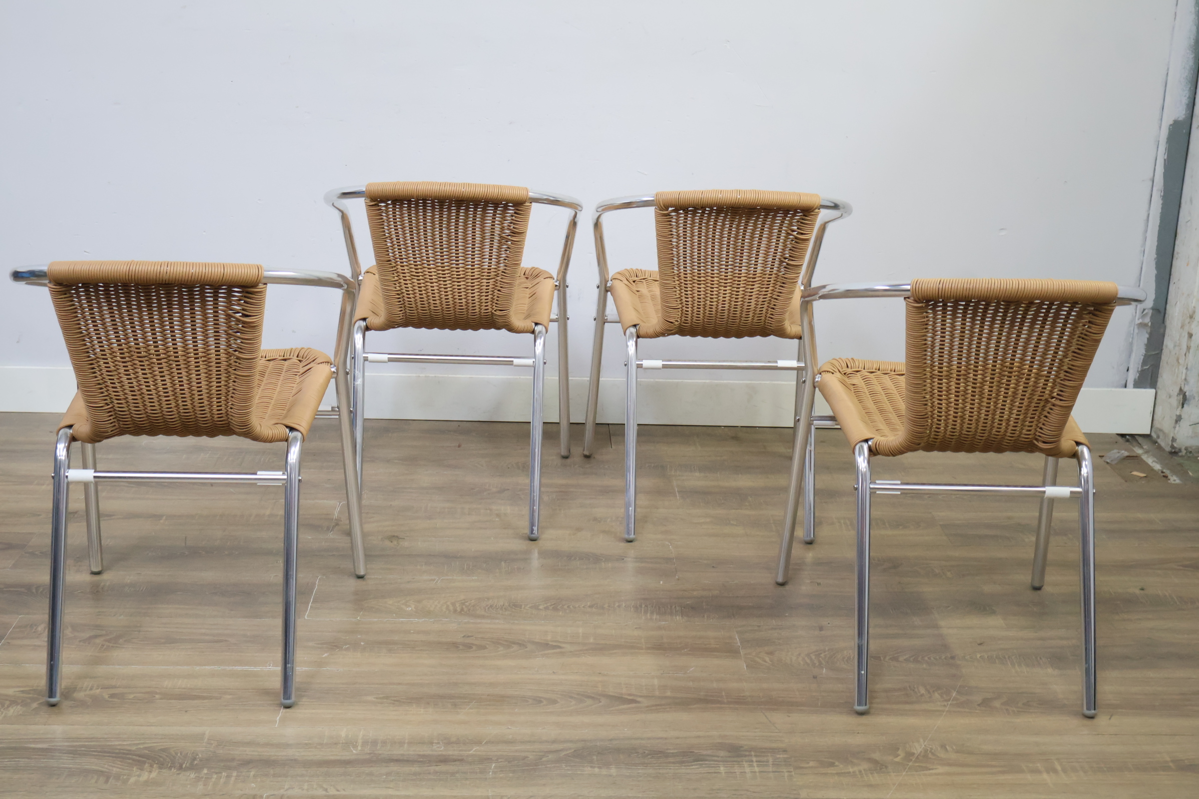 Set van 4 aluminium en wicker stoelen – foto 5 – kavel bij GSD Auctions, Zoeterwoude