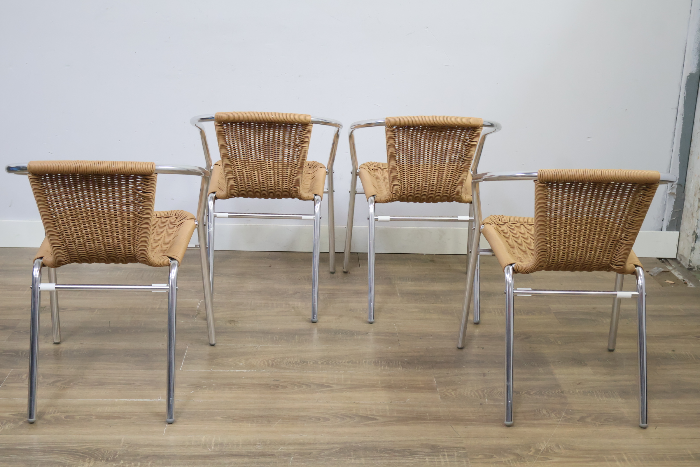 Set van 4 aluminium en wicker stoelen – foto 6 – kavel bij GSD Auctions, Zoeterwoude