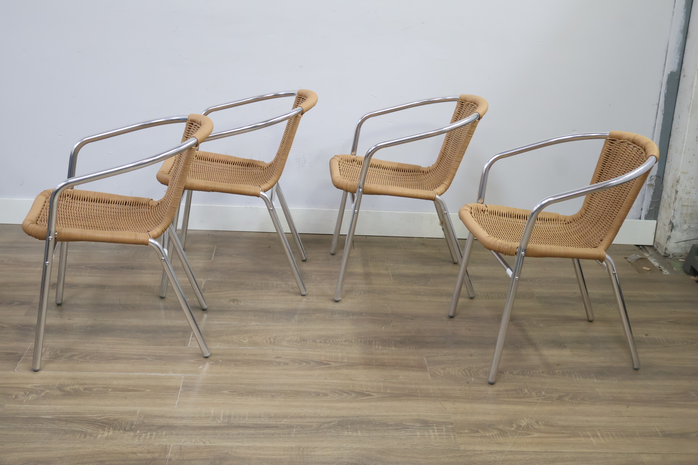 Set van 4 aluminium en wicker stoelen – foto 7 – kavel bij GSD Auctions, Zoeterwoude