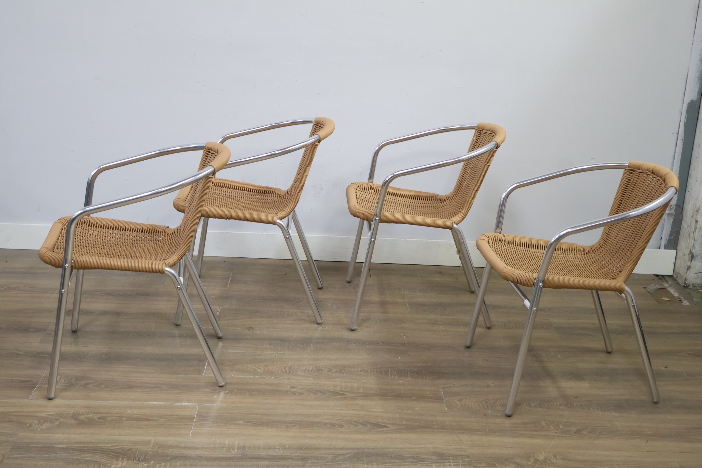 Set van 4 aluminium en wicker stoelen – foto 8 – kavel bij GSD Auctions, Zoeterwoude