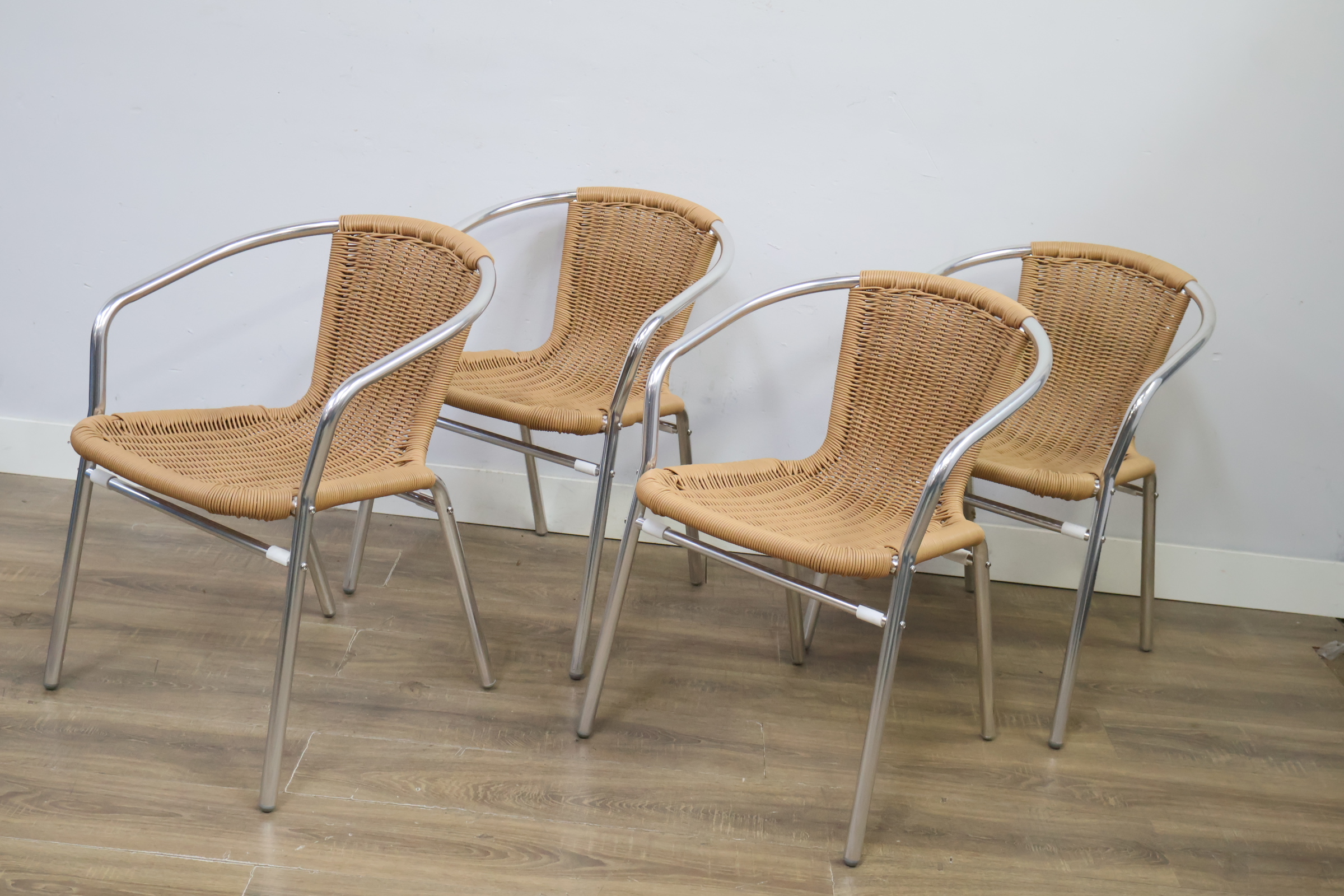 Set van 4 aluminium en wicker stoelen – foto 9 – kavel bij GSD Auctions, Zoeterwoude