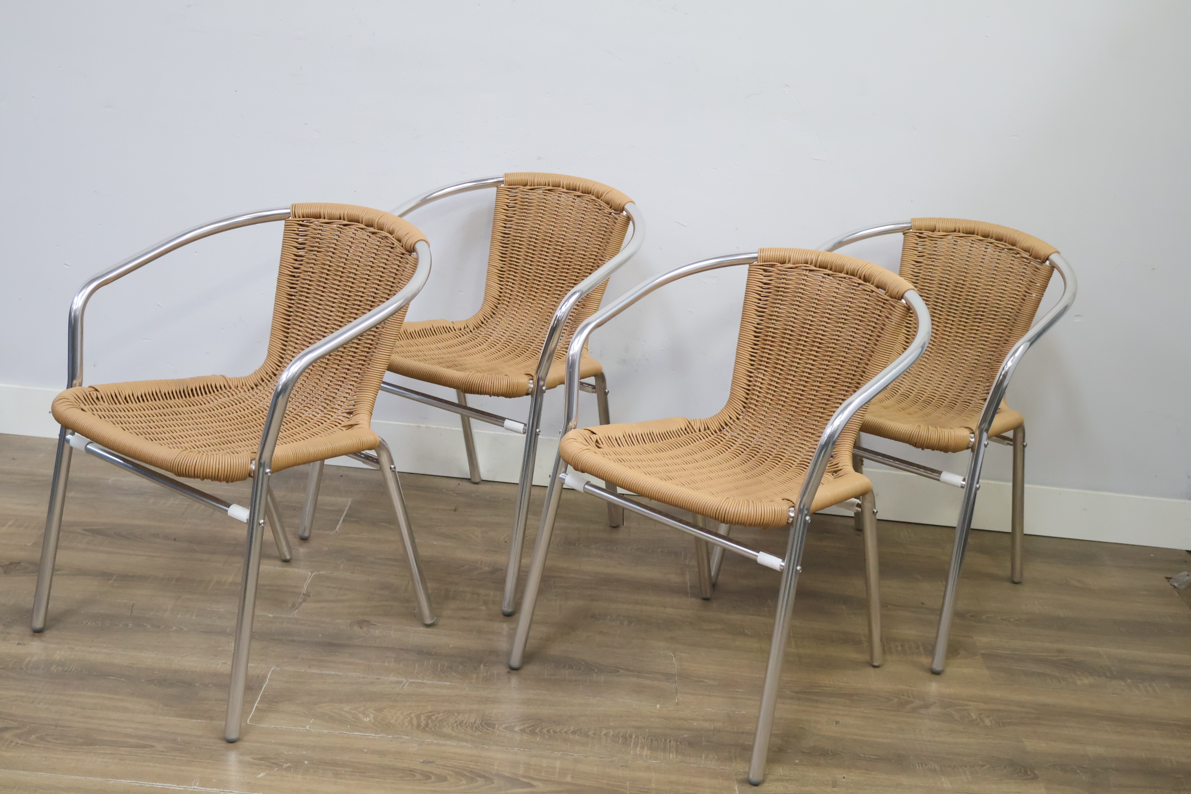 Set van 4 aluminium en wicker stoelen – foto 10 – kavel bij GSD Auctions, Zoeterwoude