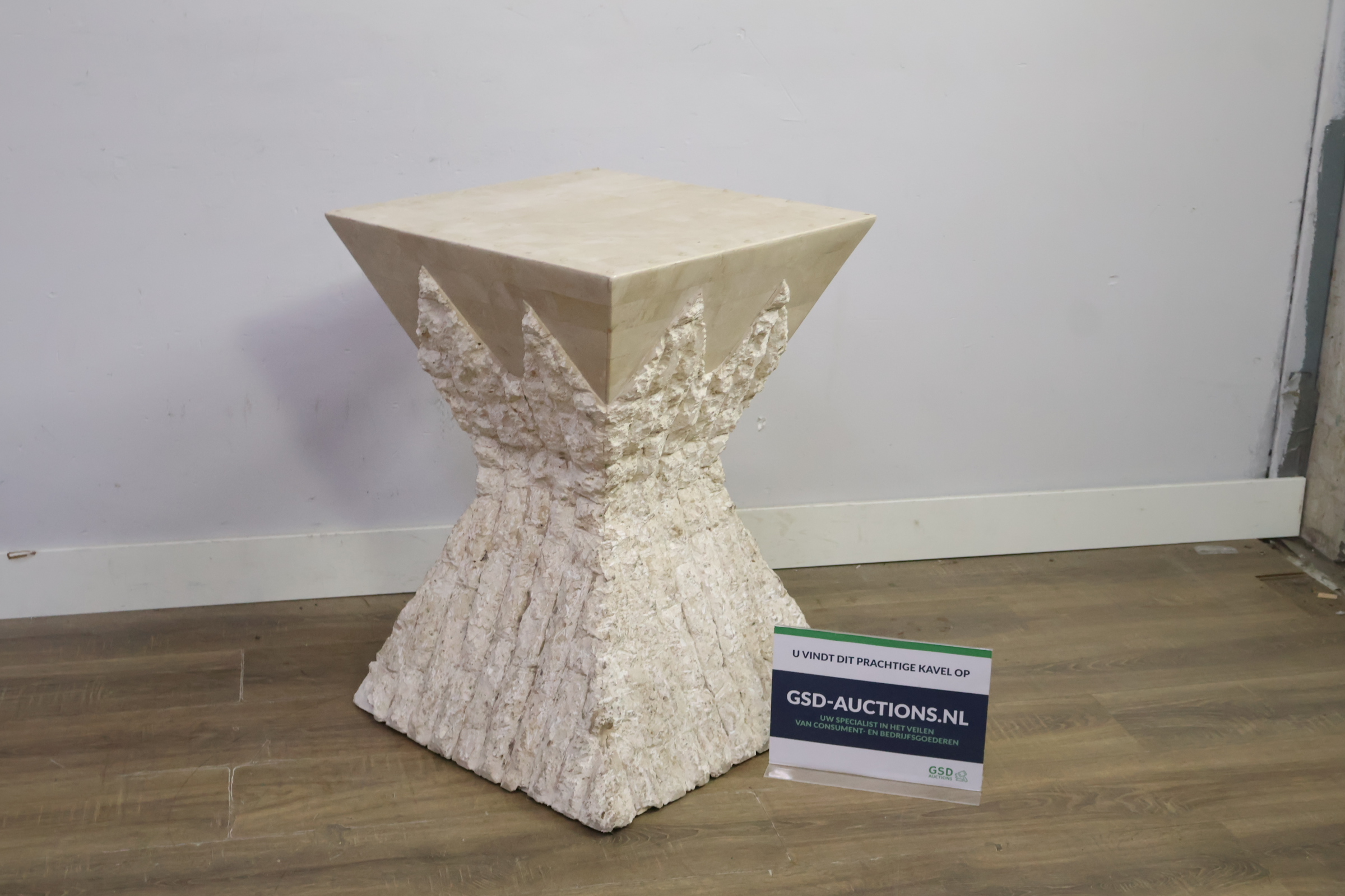 Sculpturaal bijzettafeltje met ruwe en gladde afwerking – kavel bij GSD Auctions, Zoeterwoude