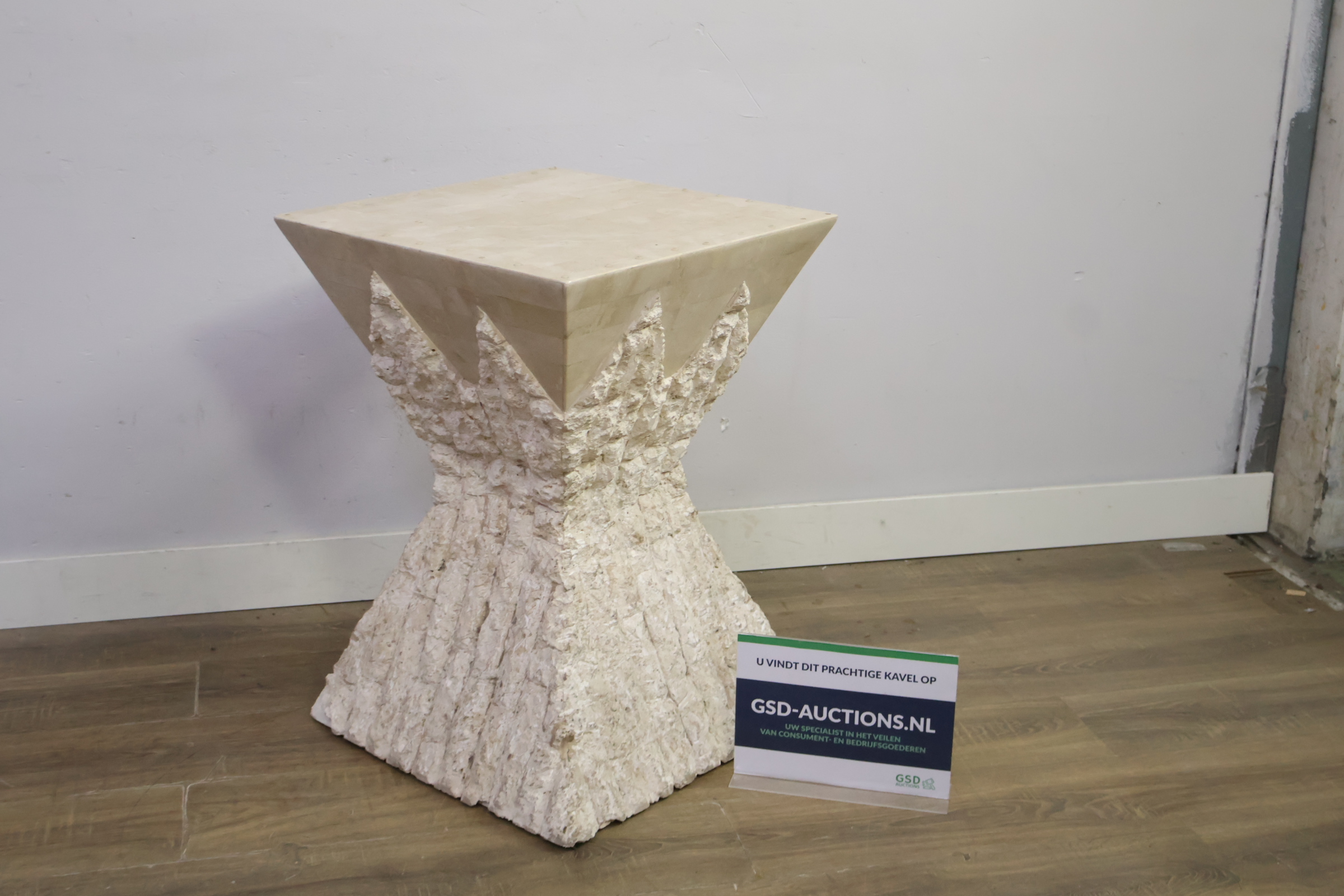 Sculpturaal bijzettafeltje met ruwe en gladde afwerking – foto 2 – kavel bij GSD Auctions, Zoeterwoude