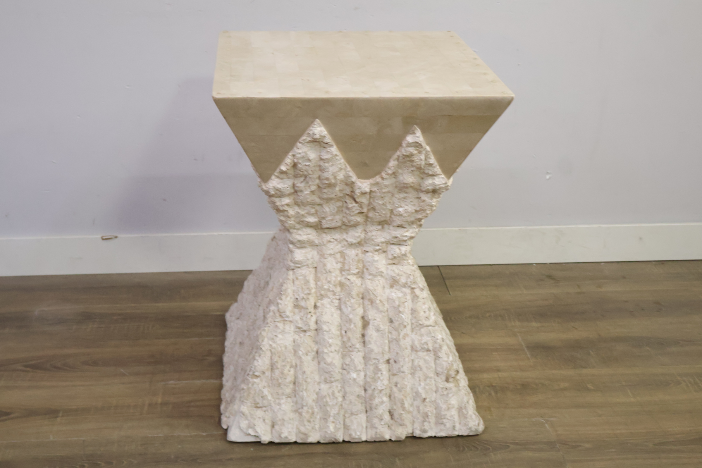 Sculpturaal bijzettafeltje met ruwe en gladde afwerking – foto 3 – kavel bij GSD Auctions, Zoeterwoude