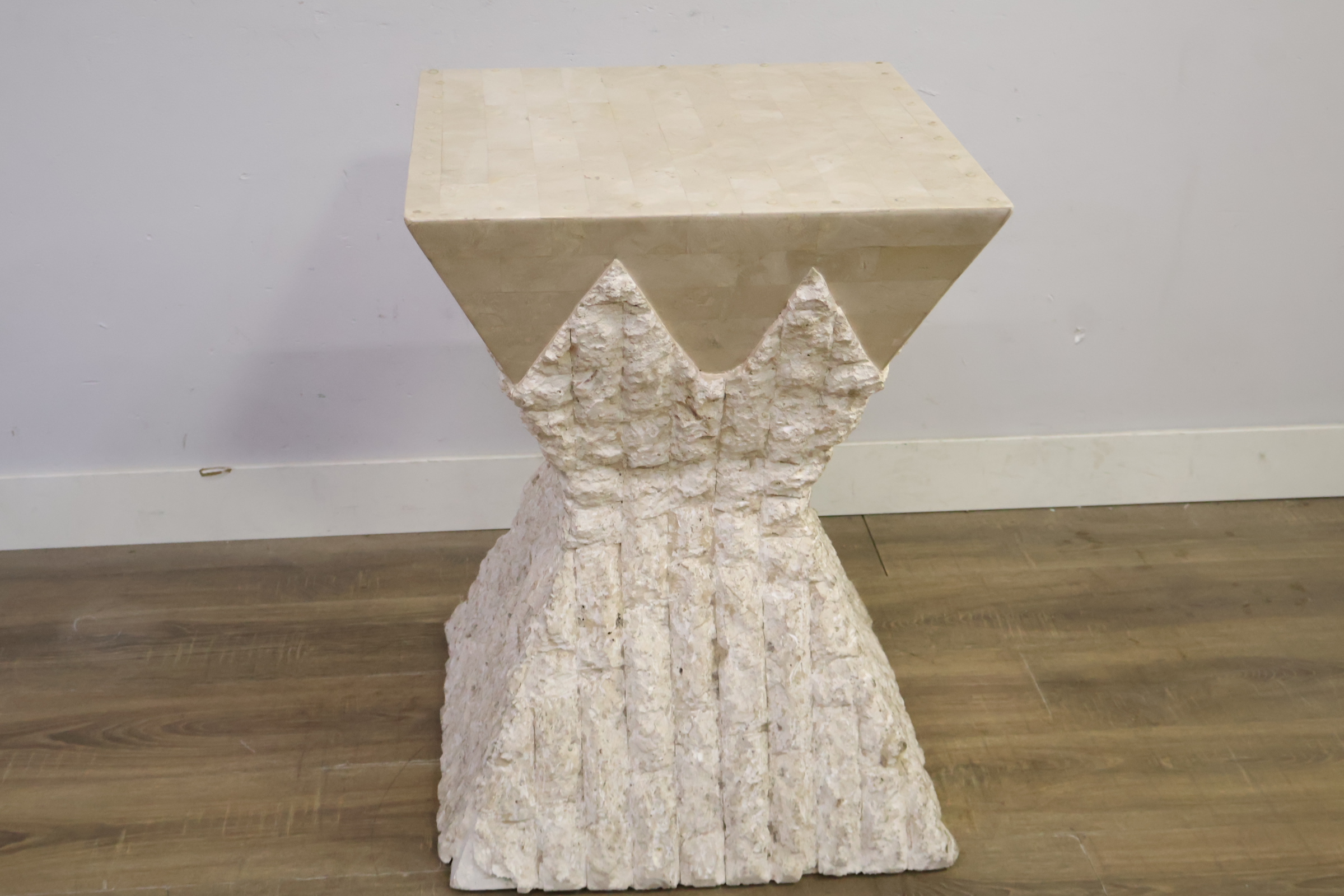 Sculpturaal bijzettafeltje met ruwe en gladde afwerking – foto 4 – kavel bij GSD Auctions, Zoeterwoude