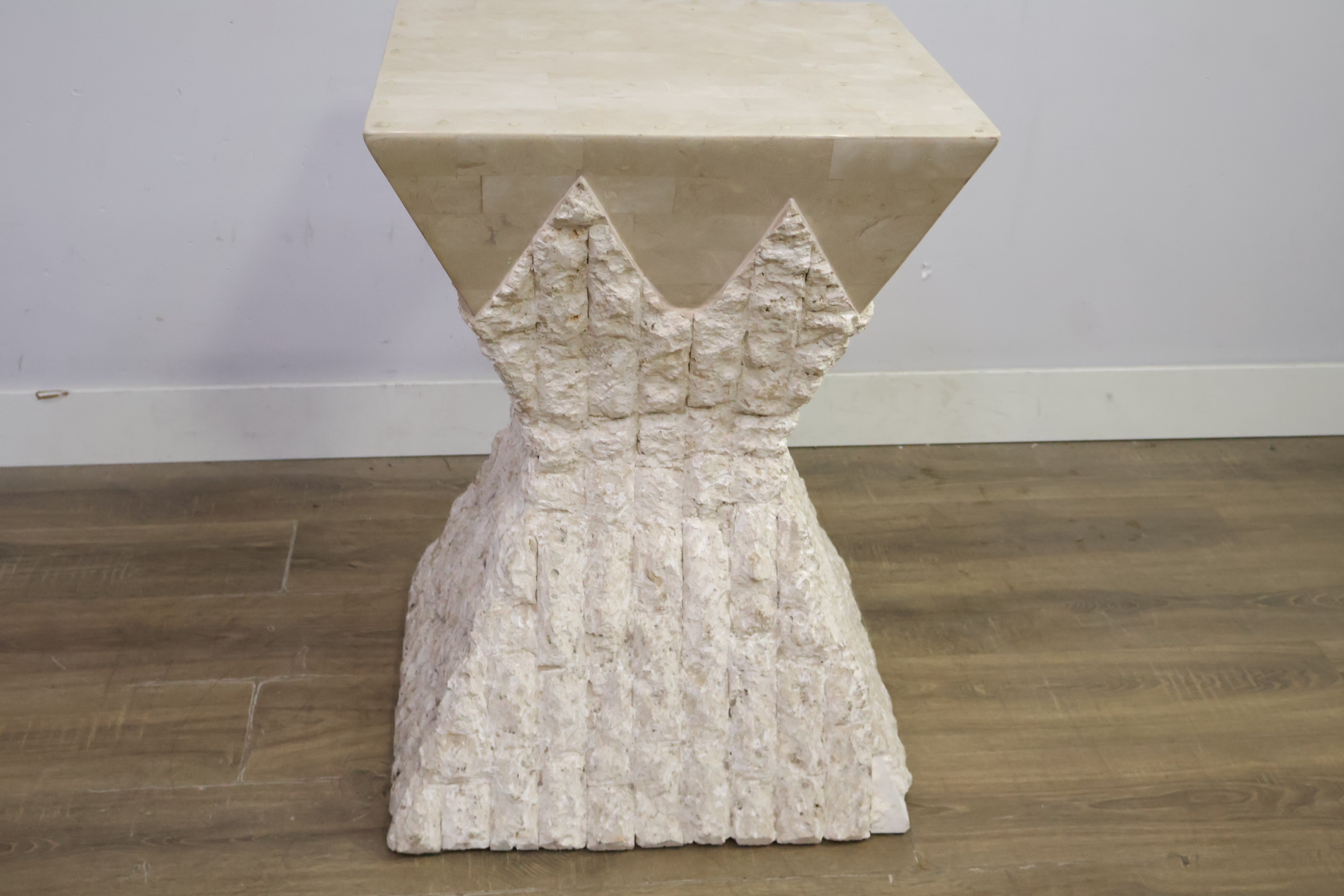 Sculpturaal bijzettafeltje met ruwe en gladde afwerking – foto 5 – kavel bij GSD Auctions, Zoeterwoude
