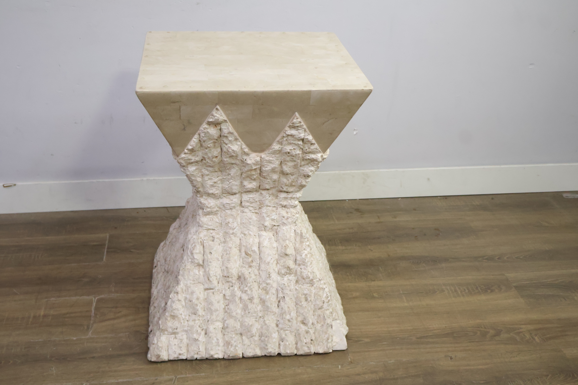 Sculpturaal bijzettafeltje met ruwe en gladde afwerking – foto 6 – kavel bij GSD Auctions, Zoeterwoude