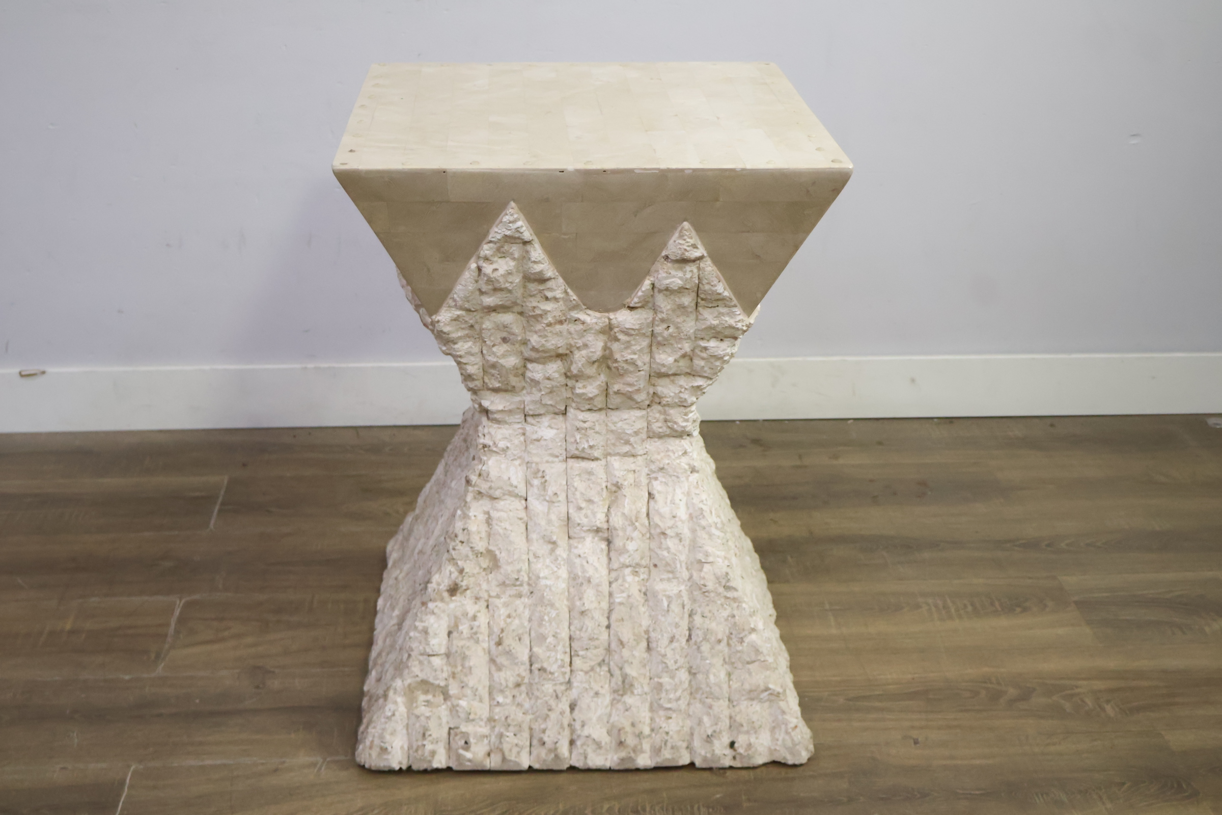 Sculpturaal bijzettafeltje met ruwe en gladde afwerking – foto 7 – kavel bij GSD Auctions, Zoeterwoude