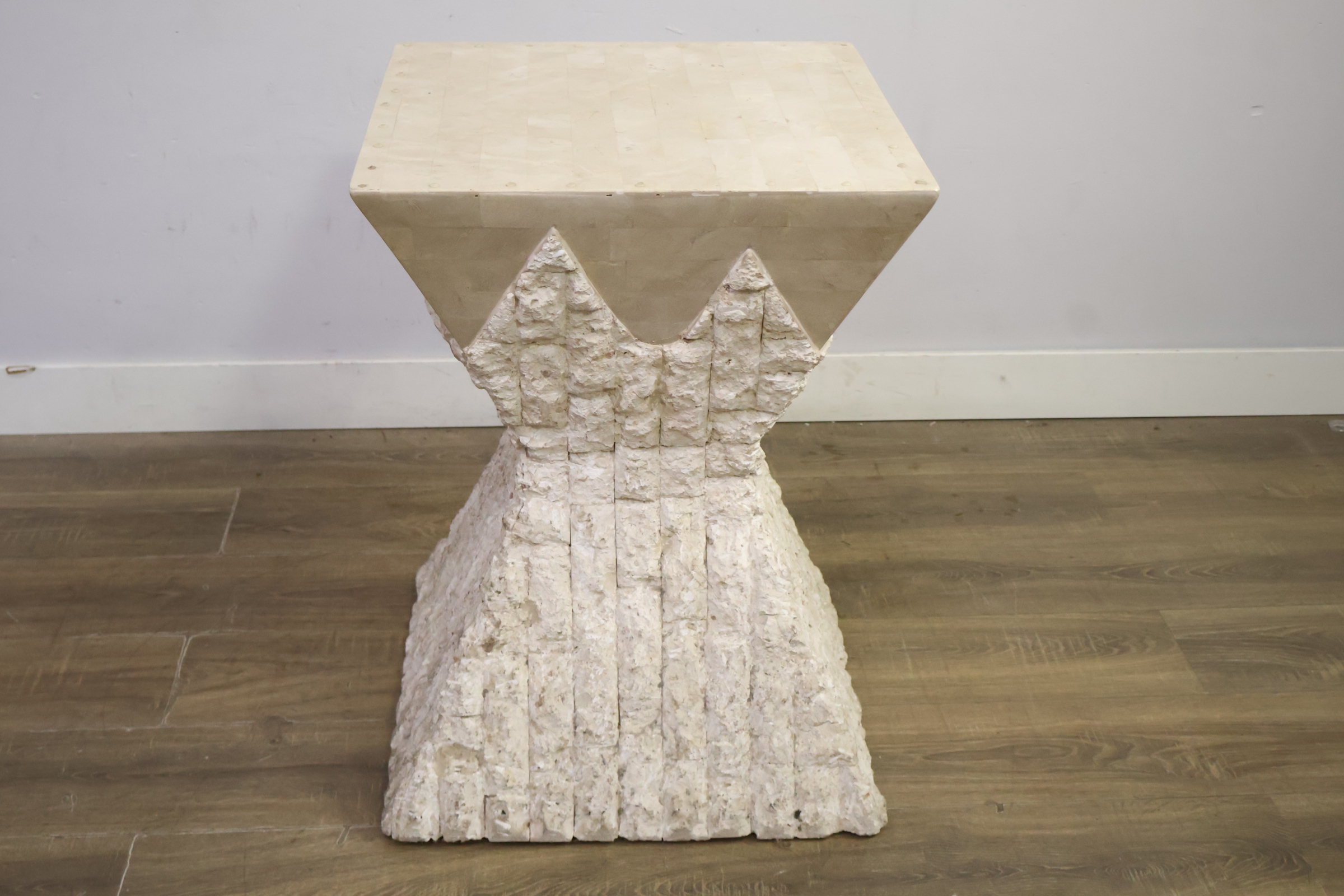 Sculpturaal bijzettafeltje met ruwe en gladde afwerking – foto 8 – kavel bij GSD Auctions, Zoeterwoude