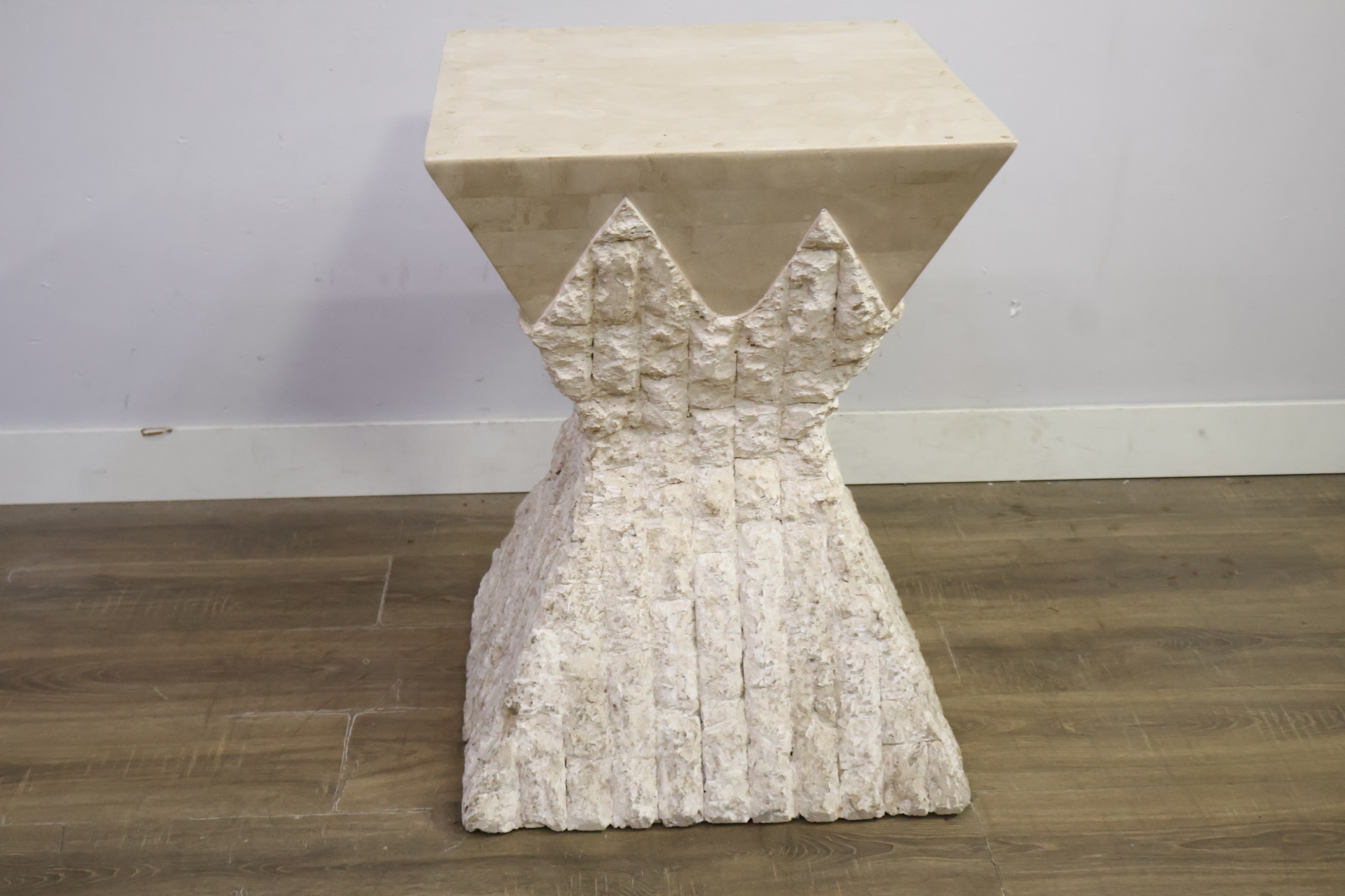 Sculpturaal bijzettafeltje met ruwe en gladde afwerking – foto 9 – kavel bij GSD Auctions, Zoeterwoude