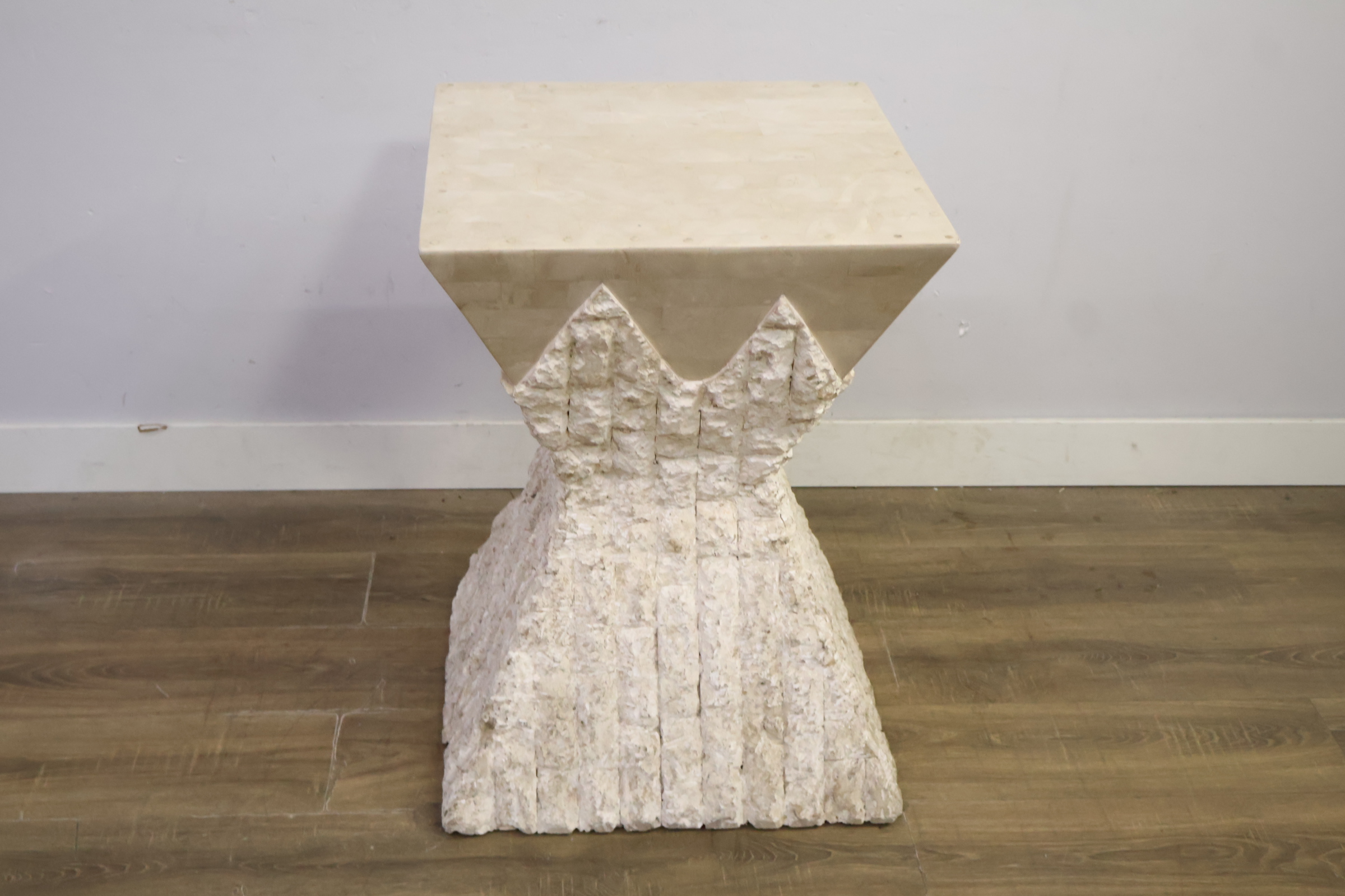 Sculpturaal bijzettafeltje met ruwe en gladde afwerking – foto 10 – kavel bij GSD Auctions, Zoeterwoude
