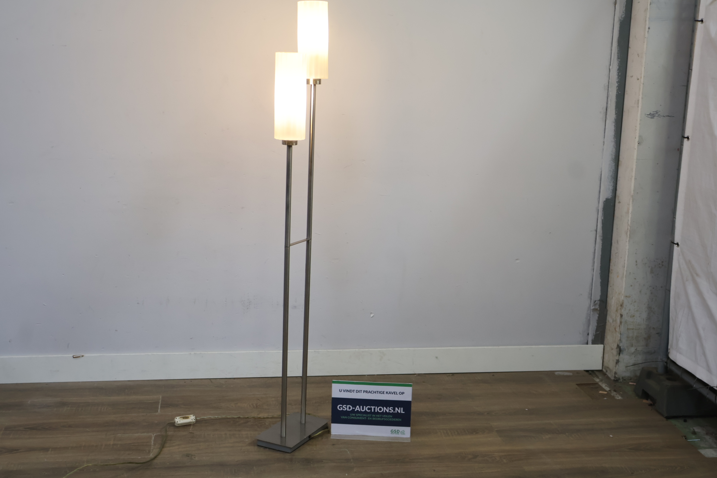 Twee-armige vloerlamp met witte kap – foto 2 – kavel bij GSD Auctions, Zoeterwoude