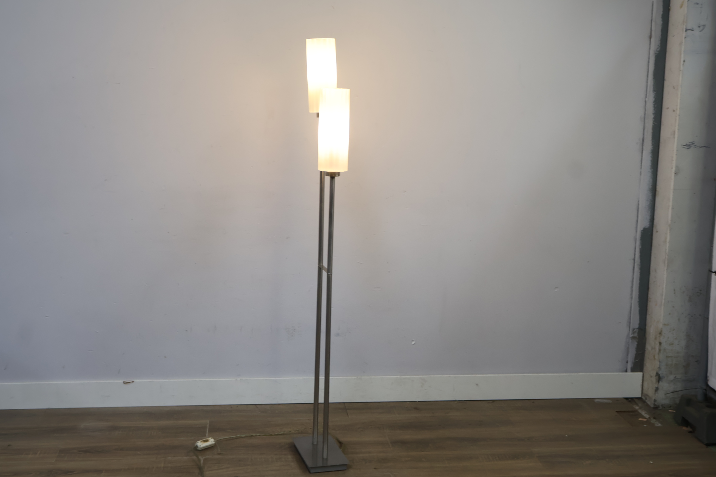 Twee-armige vloerlamp met witte kap – foto 3 – kavel bij GSD Auctions, Zoeterwoude