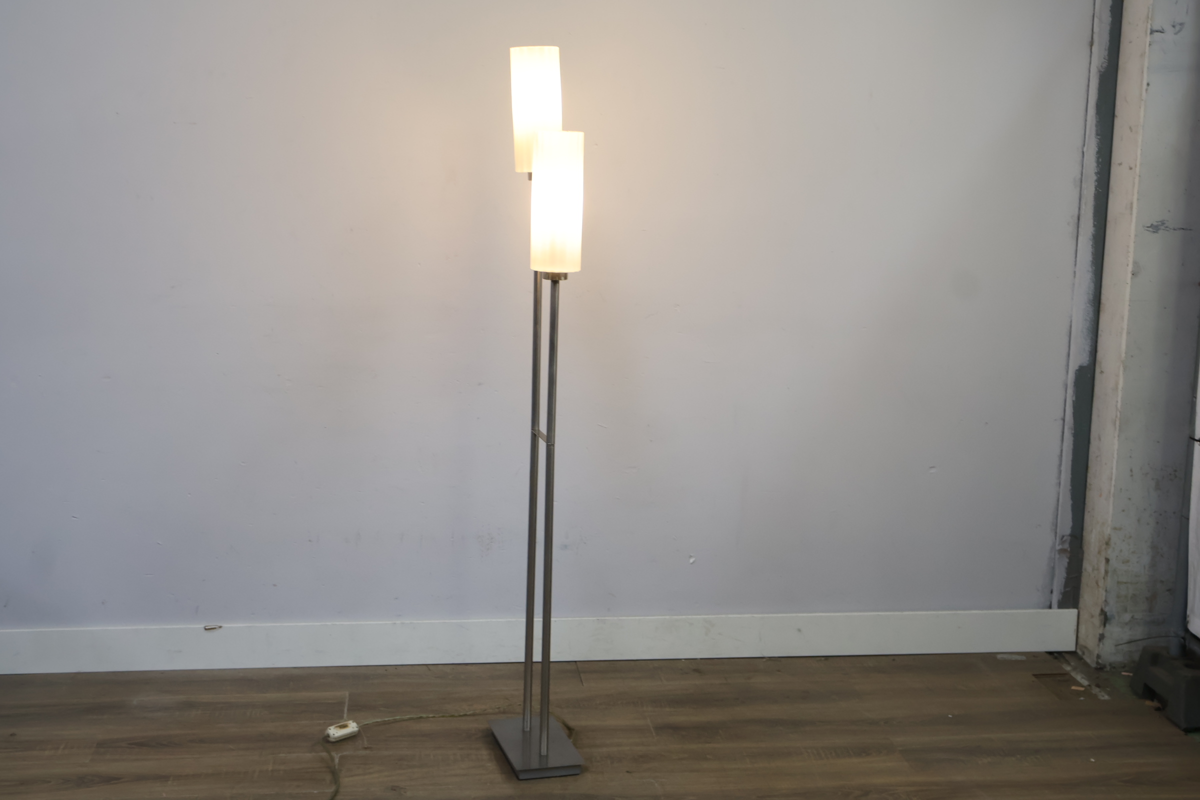 Twee-armige vloerlamp met witte kap – foto 4 – kavel bij GSD Auctions, Zoeterwoude