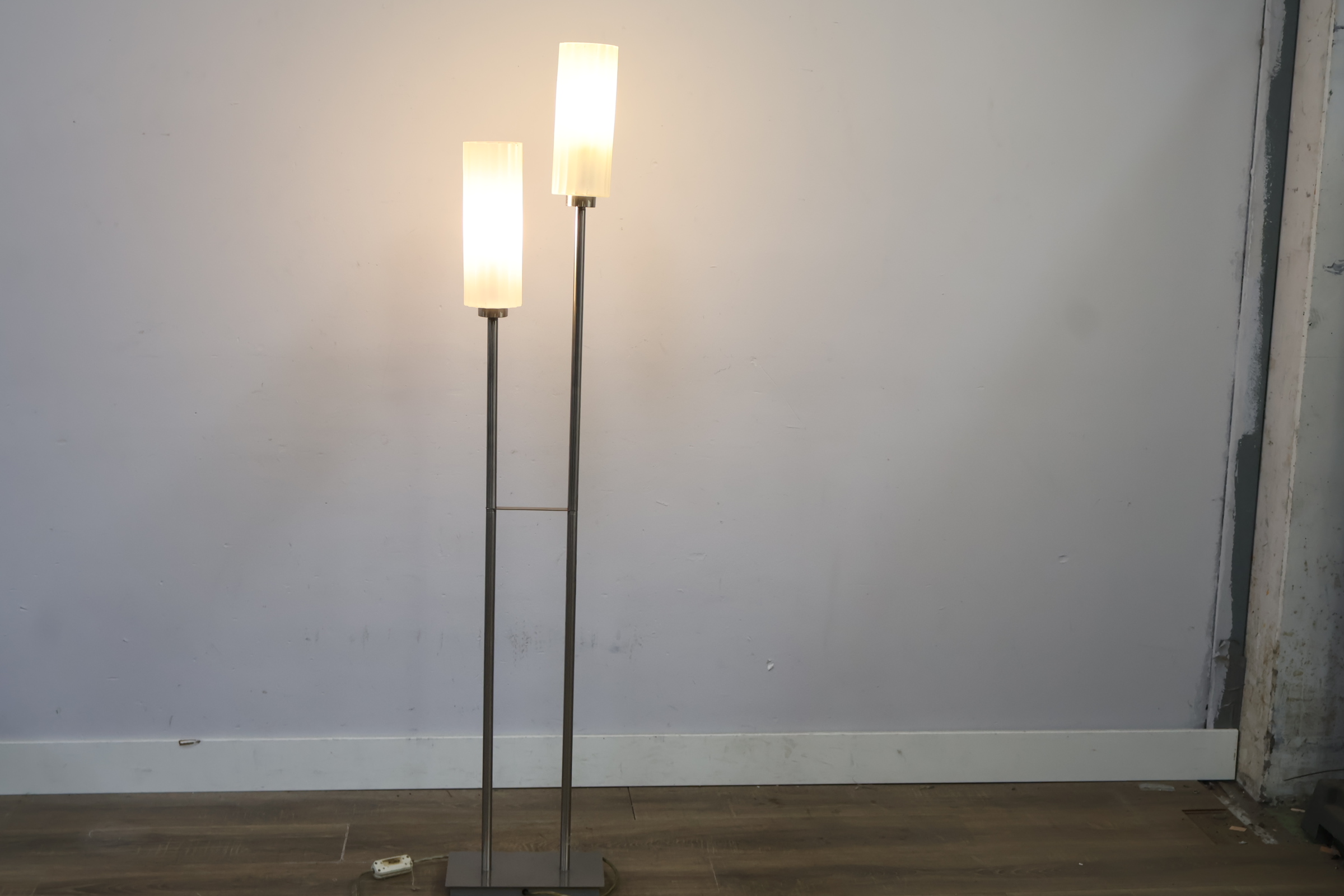 Twee-armige vloerlamp met witte kap – foto 5 – kavel bij GSD Auctions, Zoeterwoude