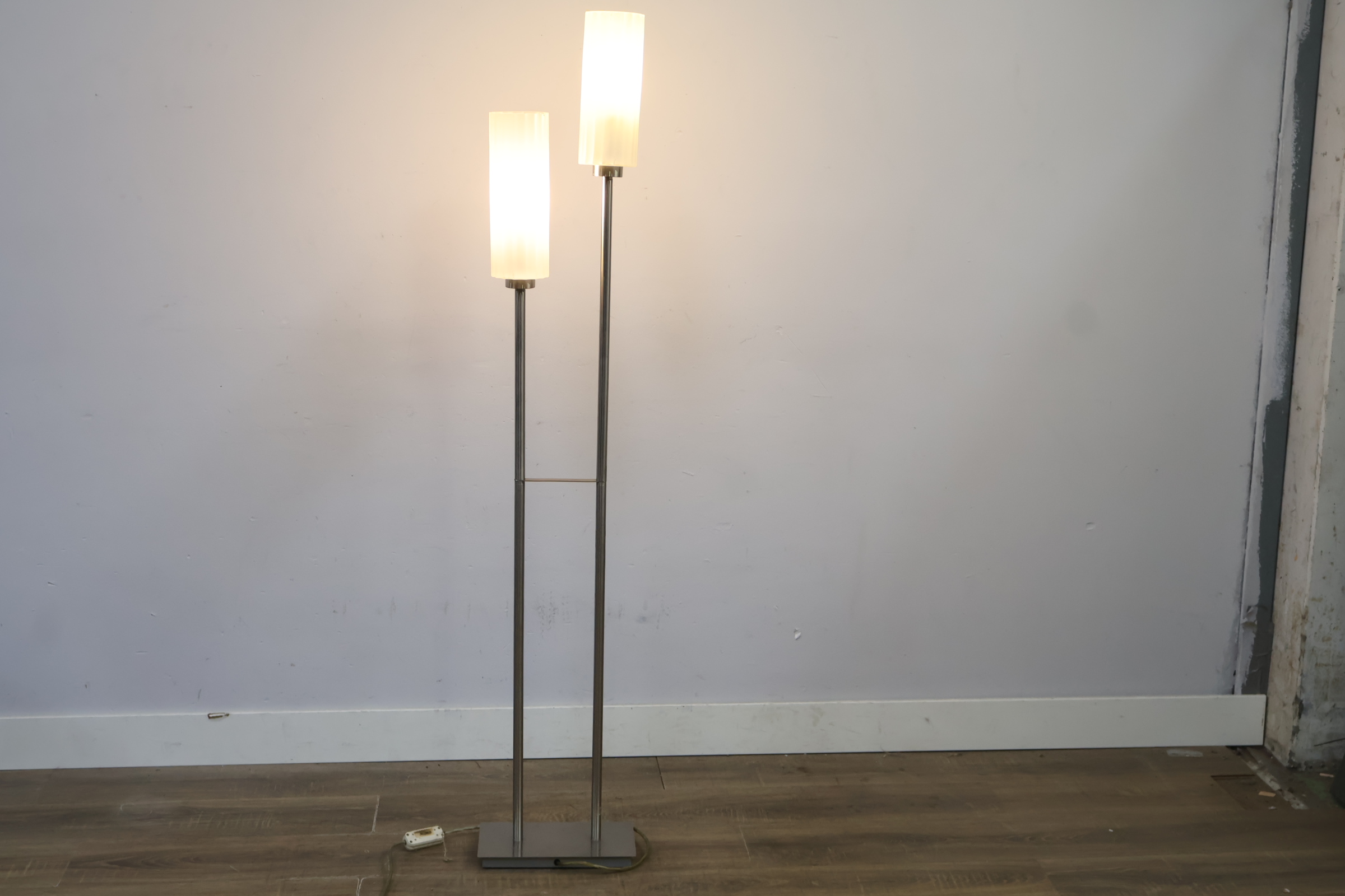 Twee-armige vloerlamp met witte kap – foto 6 – kavel bij GSD Auctions, Zoeterwoude