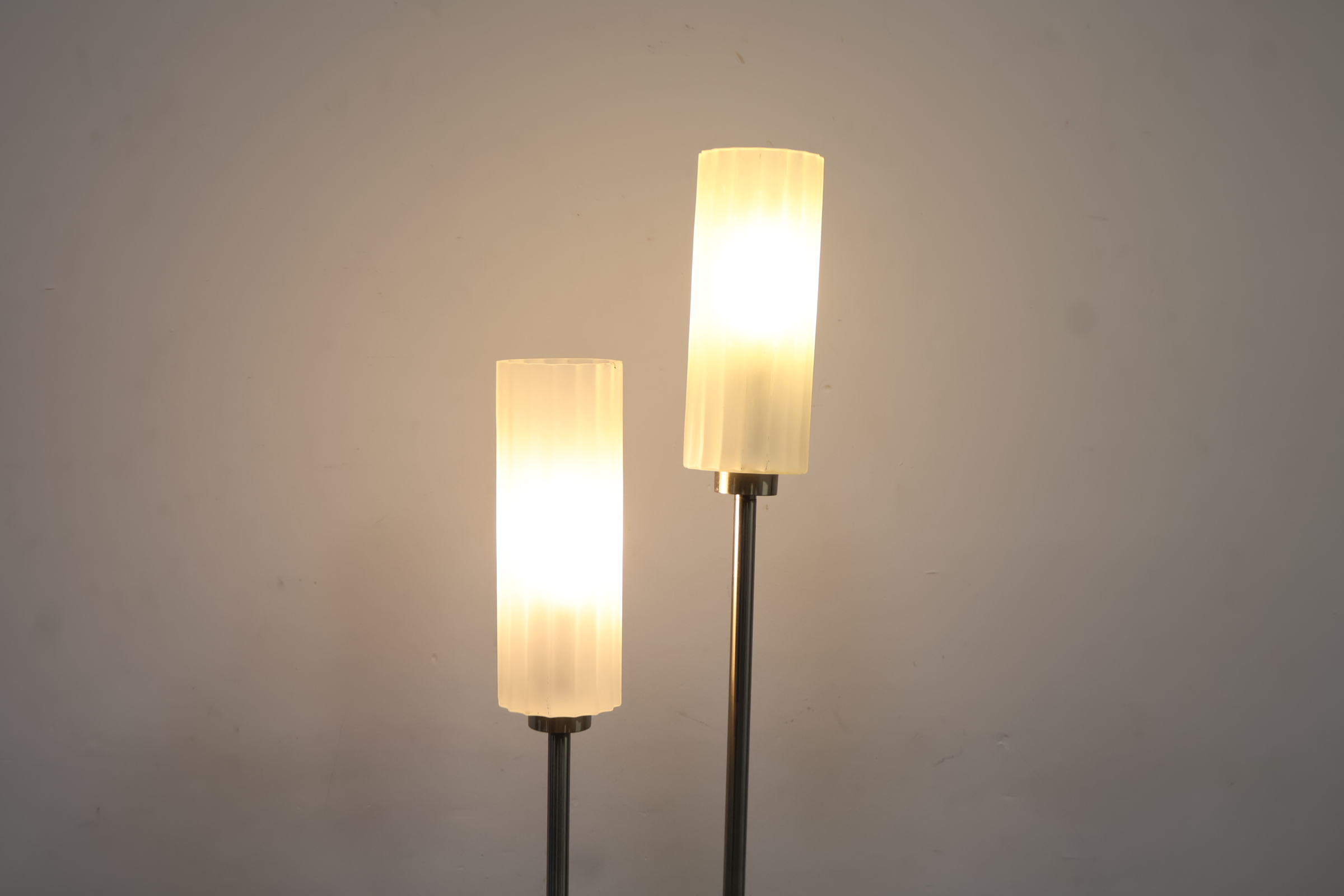 Twee-armige vloerlamp met witte kap – foto 7 – kavel bij GSD Auctions, Zoeterwoude
