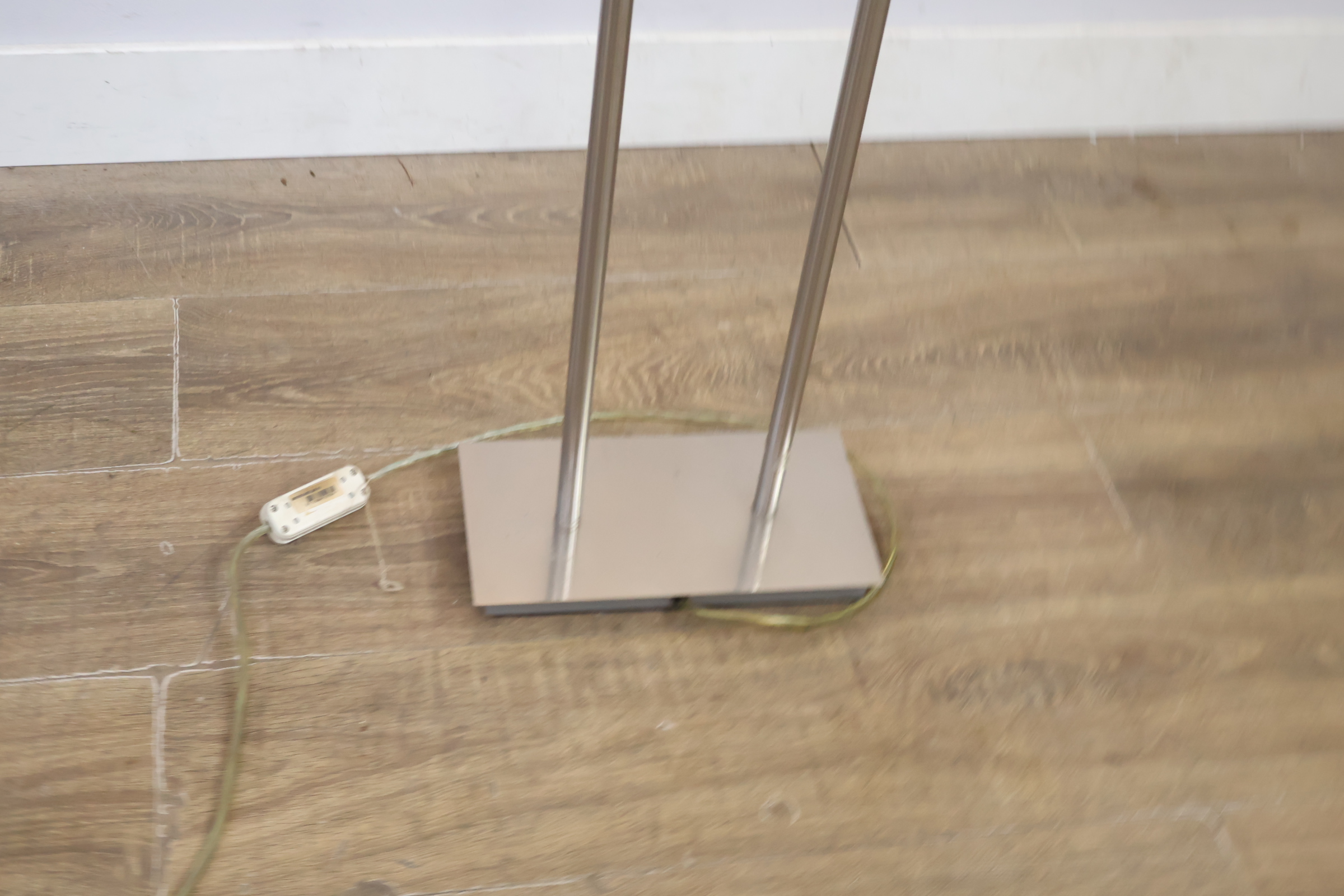 Twee-armige vloerlamp met witte kap – foto 8 – kavel bij GSD Auctions, Zoeterwoude
