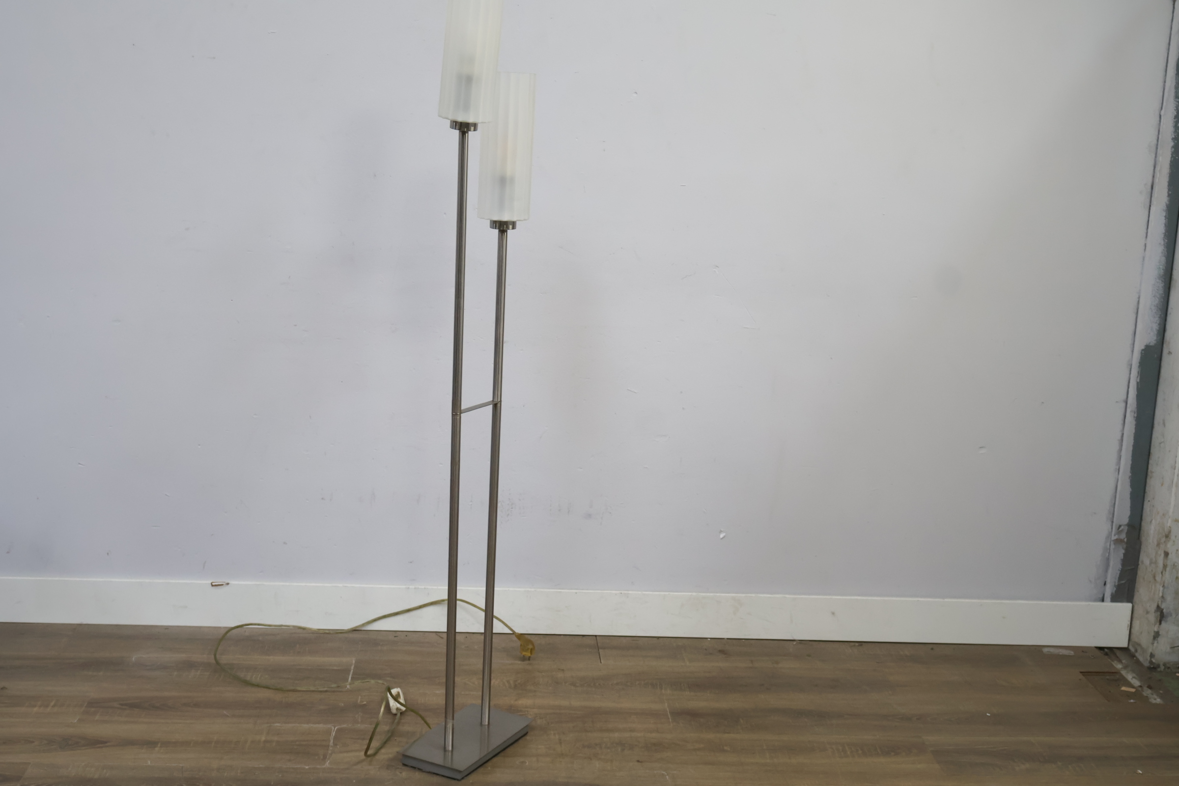 Twee-armige vloerlamp met witte kap – foto 9 – kavel bij GSD Auctions, Zoeterwoude