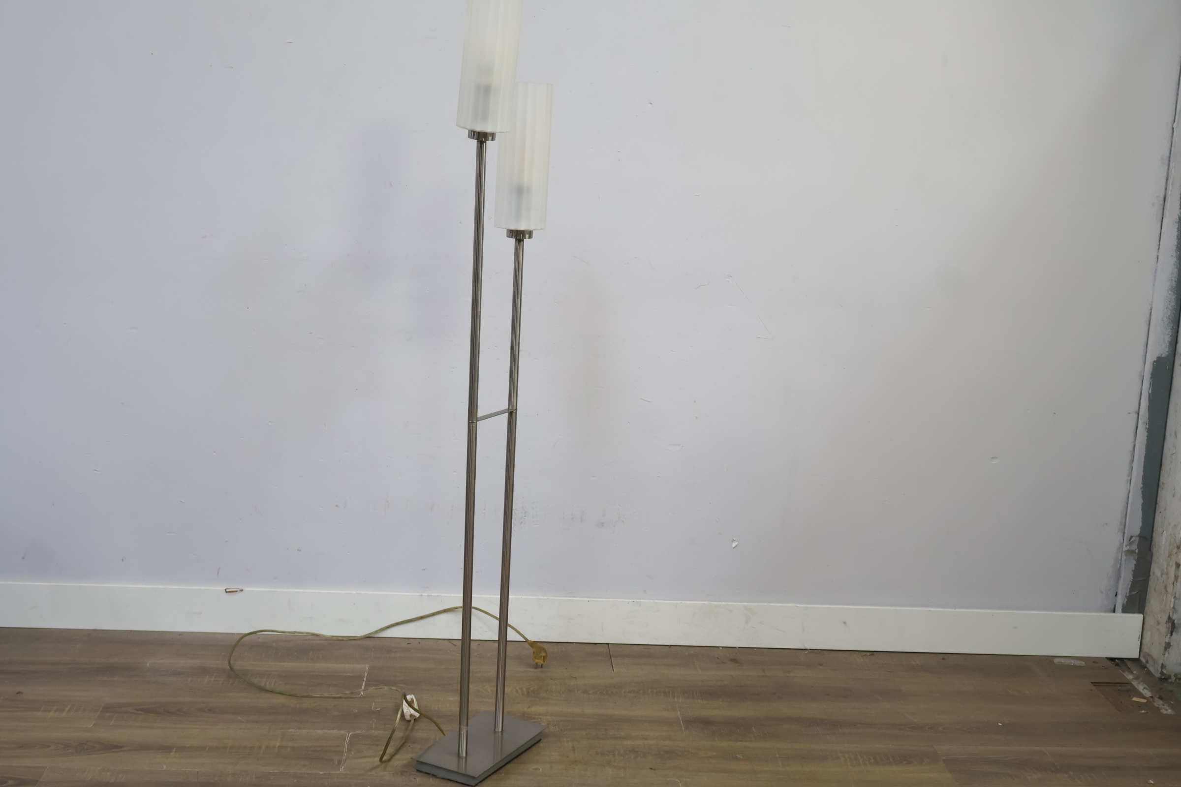 Twee-armige vloerlamp met witte kap – foto 10 – kavel bij GSD Auctions, Zoeterwoude