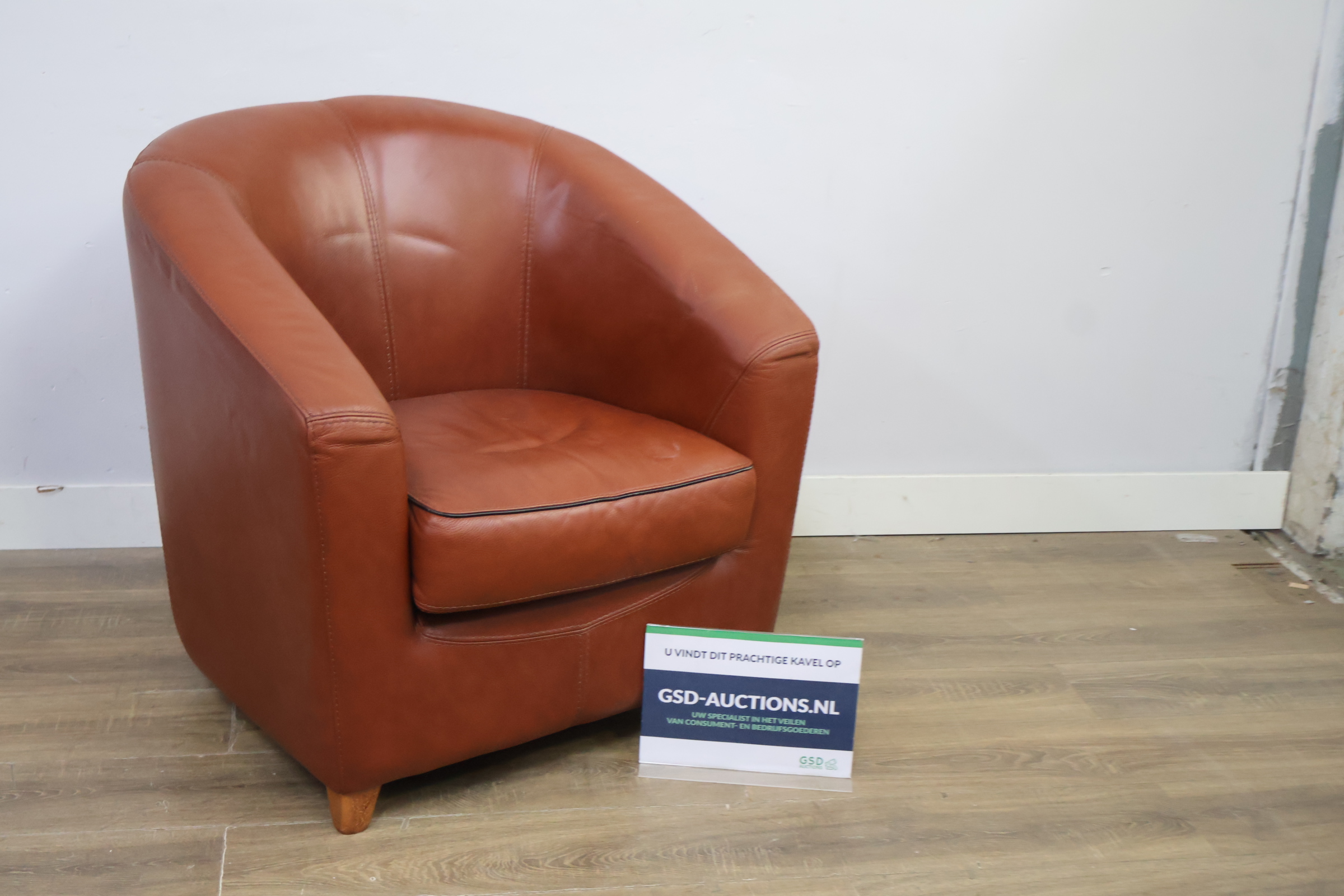 Bruine leren fauteuil met houten poten – foto 2 – kavel bij GSD Auctions, Zoeterwoude