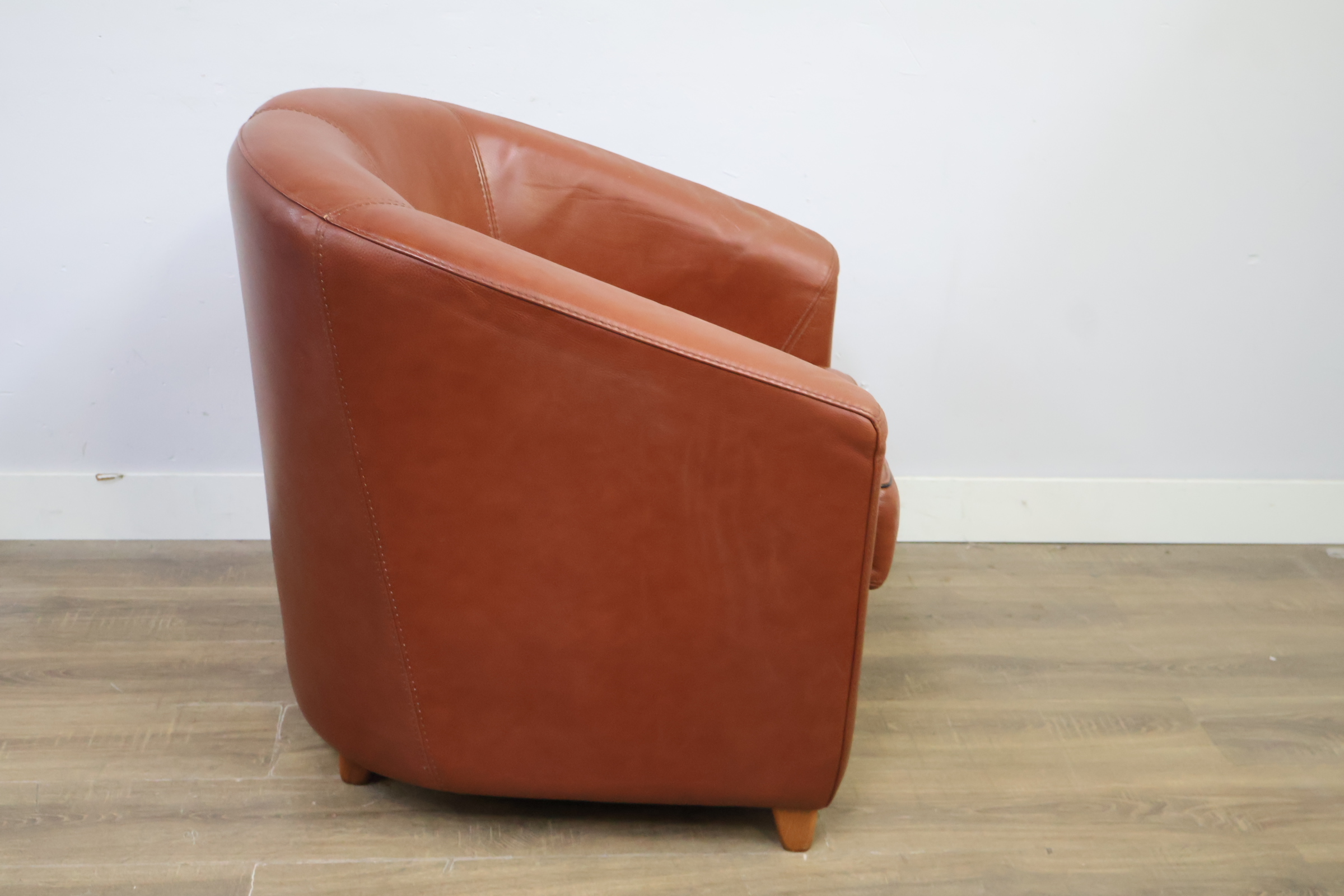 Bruine leren fauteuil met houten poten – foto 3 – kavel bij GSD Auctions, Zoeterwoude