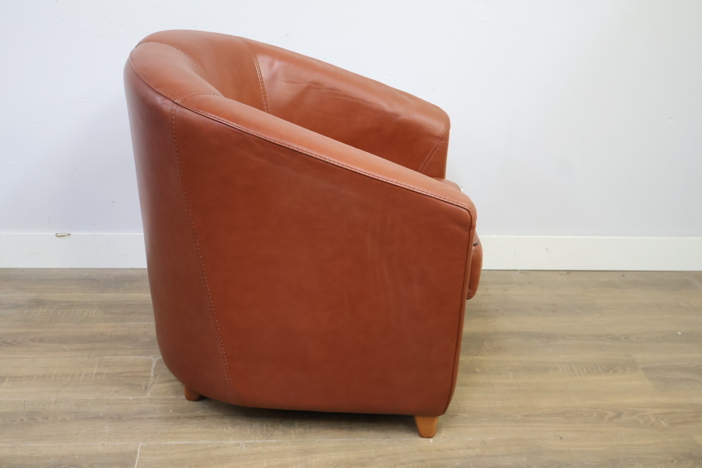 Bruine leren fauteuil met houten poten – foto 4 – kavel bij GSD Auctions, Zoeterwoude