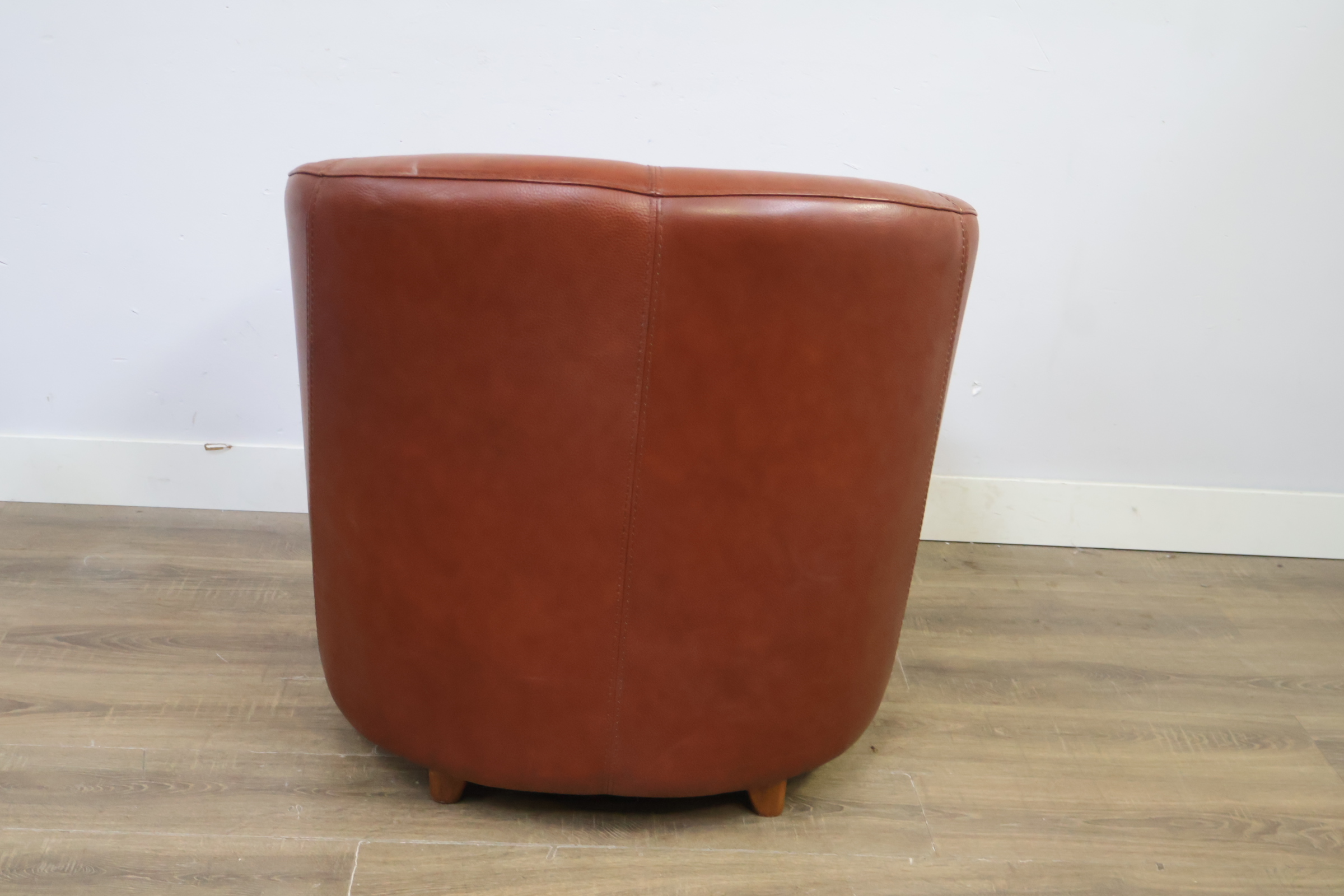 Bruine leren fauteuil met houten poten – foto 5 – kavel bij GSD Auctions, Zoeterwoude