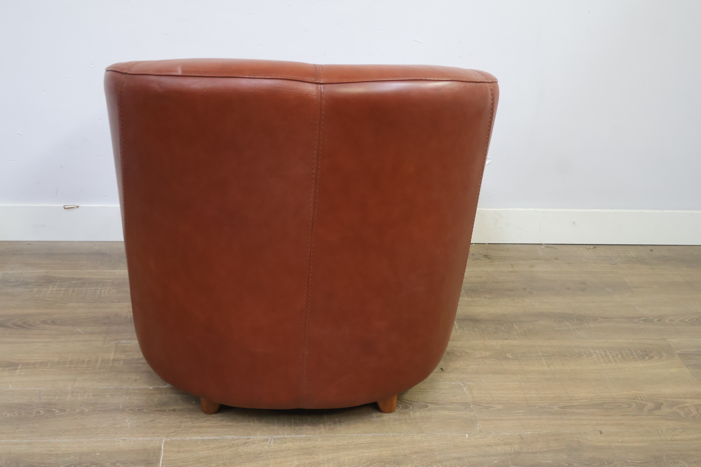 Bruine leren fauteuil met houten poten – foto 6 – kavel bij GSD Auctions, Zoeterwoude