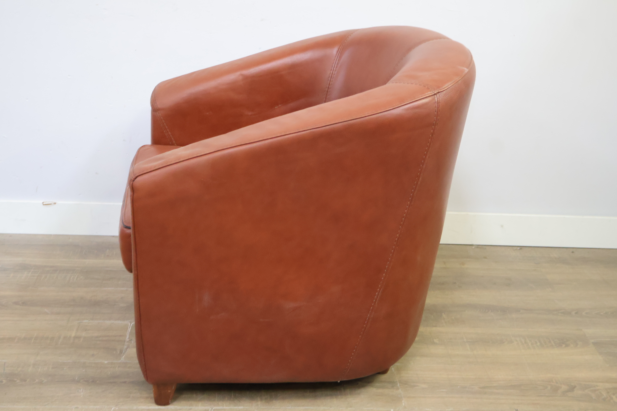 Bruine leren fauteuil met houten poten – foto 7 – kavel bij GSD Auctions, Zoeterwoude