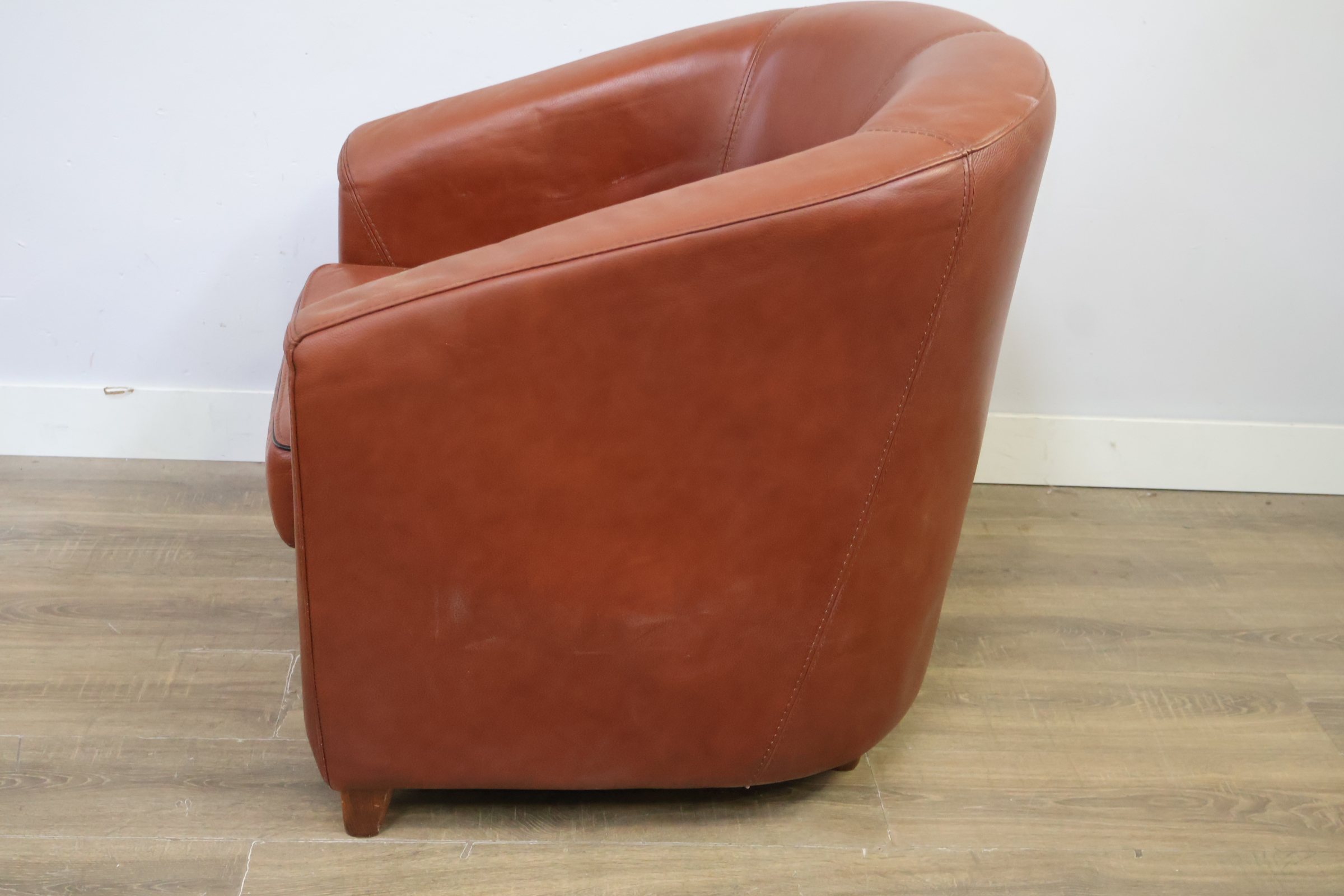 Bruine leren fauteuil met houten poten – foto 8 – kavel bij GSD Auctions, Zoeterwoude