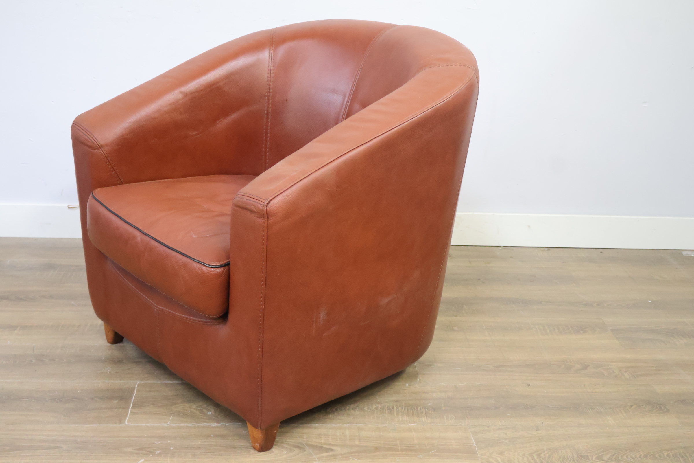 Bruine leren fauteuil met houten poten – foto 9 – kavel bij GSD Auctions, Zoeterwoude