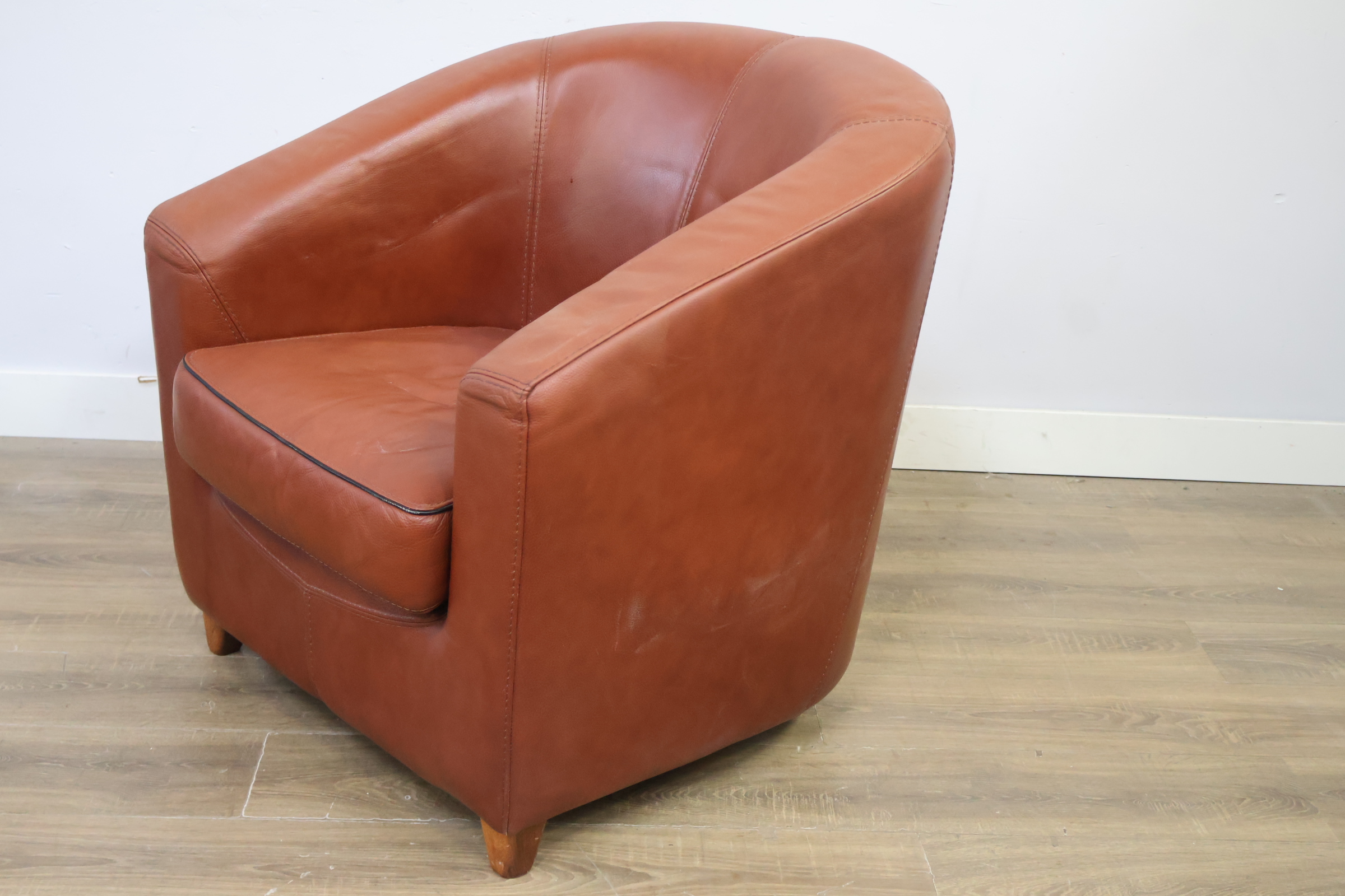 Bruine leren fauteuil met houten poten – foto 10 – kavel bij GSD Auctions, Zoeterwoude