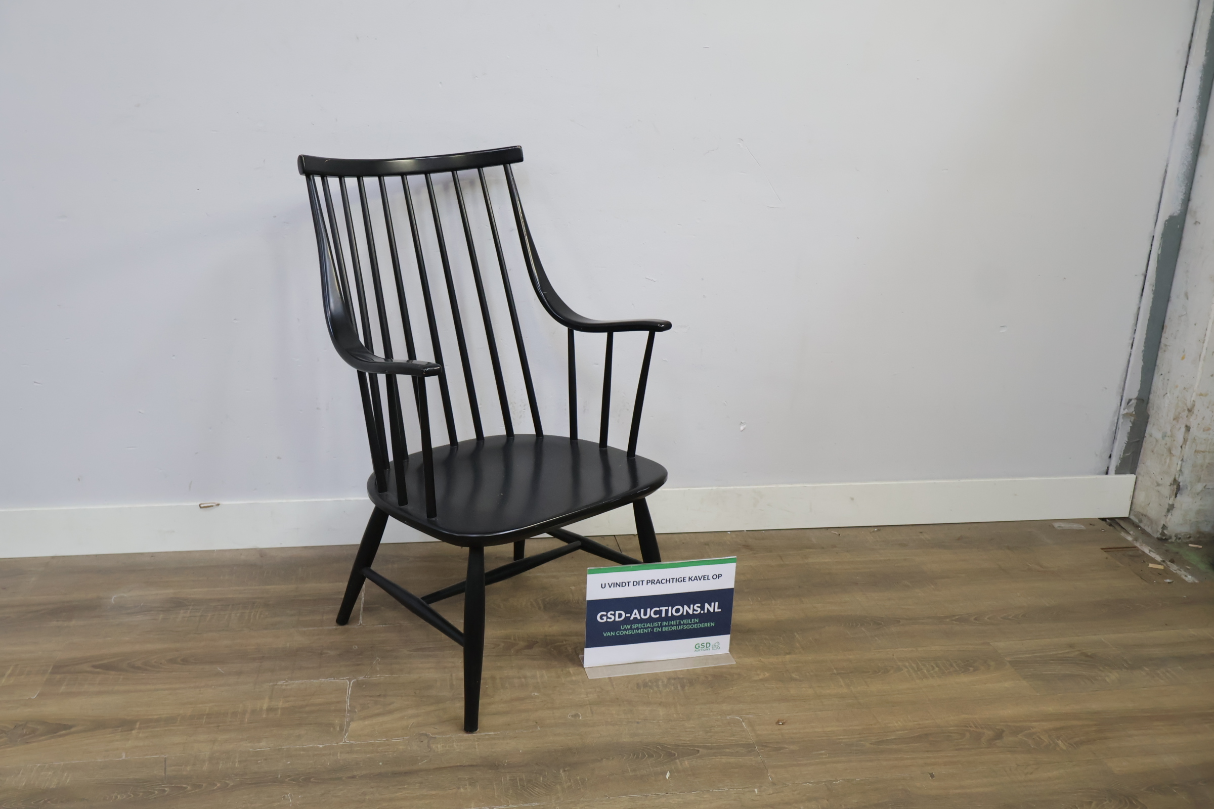 Zwarte houten armstoel met spijlenrugleuning – kavel bij GSD Auctions, Zoeterwoude