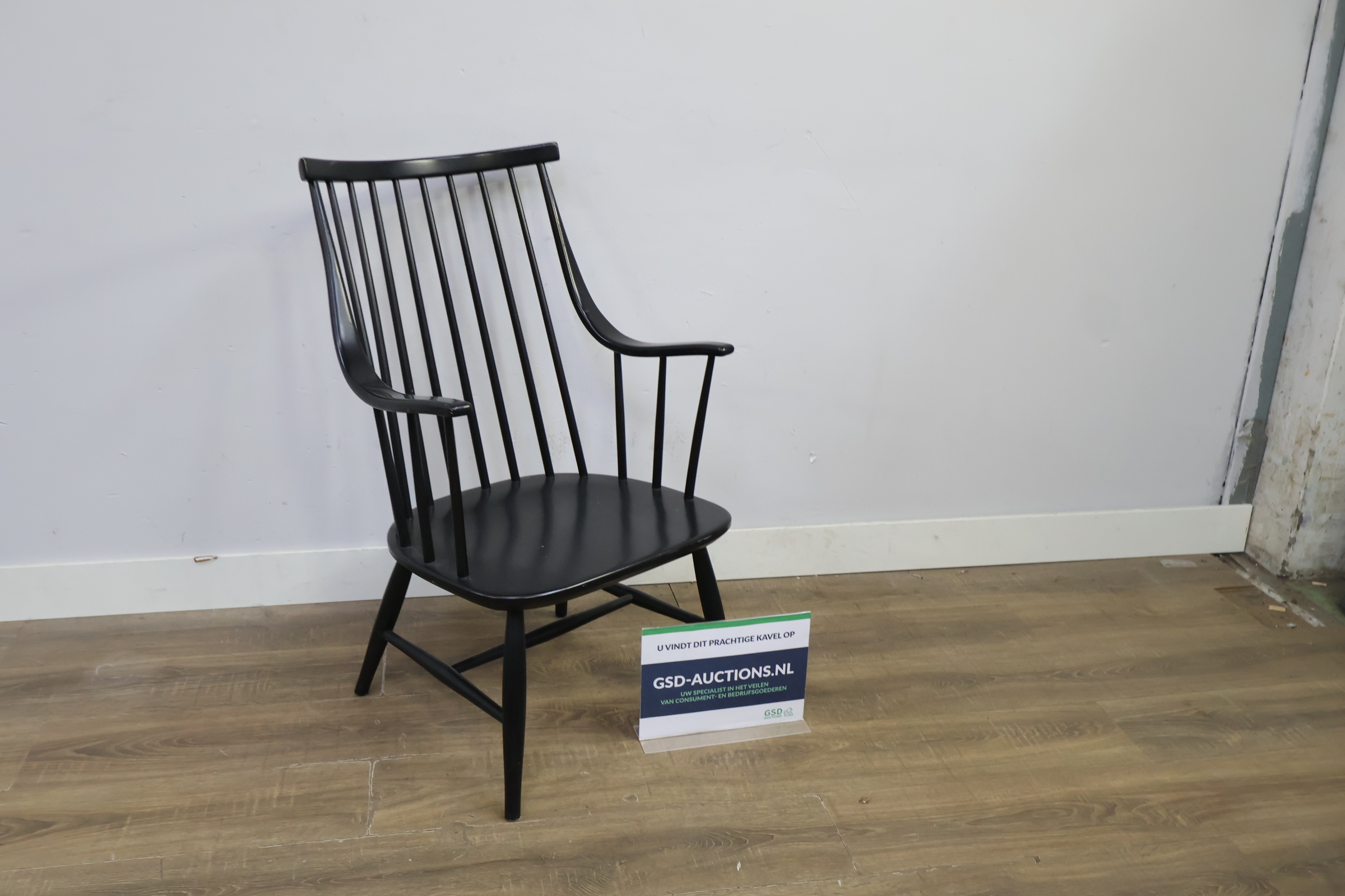 Zwarte houten armstoel met spijlenrugleuning – foto 2 – kavel bij GSD Auctions, Zoeterwoude