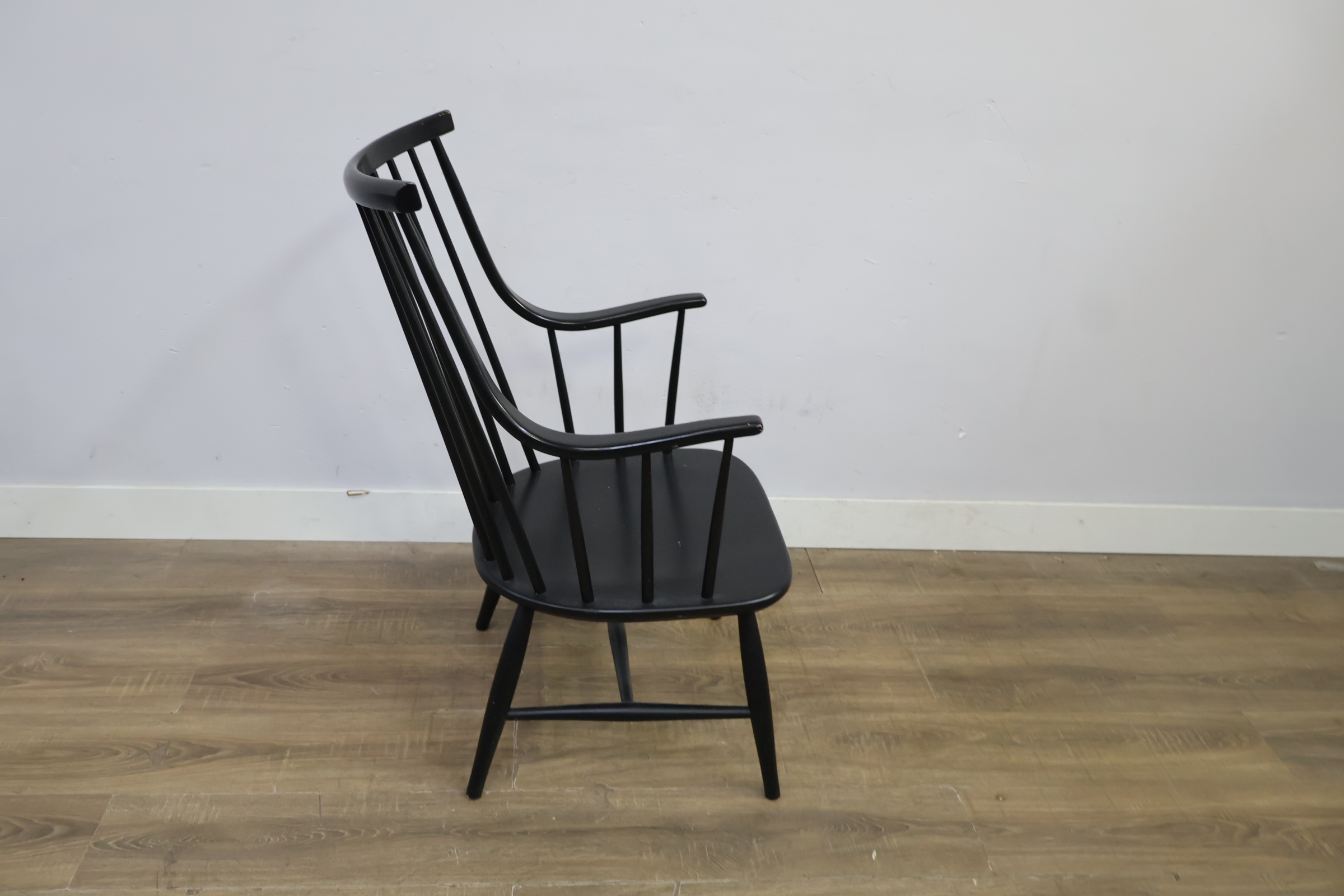 Zwarte houten armstoel met spijlenrugleuning – foto 3 – kavel bij GSD Auctions, Zoeterwoude