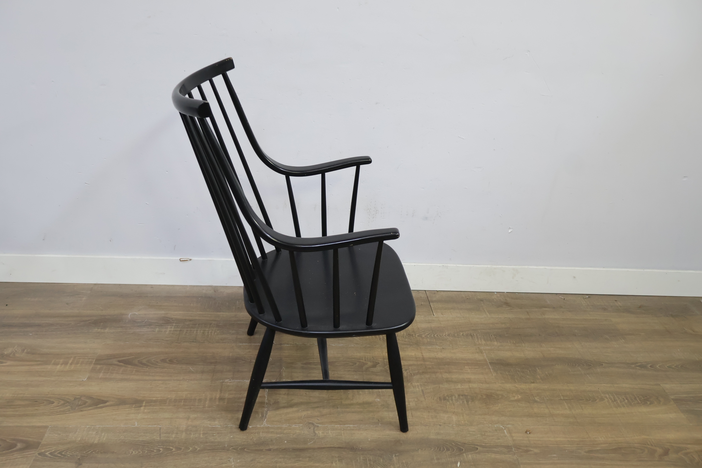 Zwarte houten armstoel met spijlenrugleuning – foto 4 – kavel bij GSD Auctions, Zoeterwoude